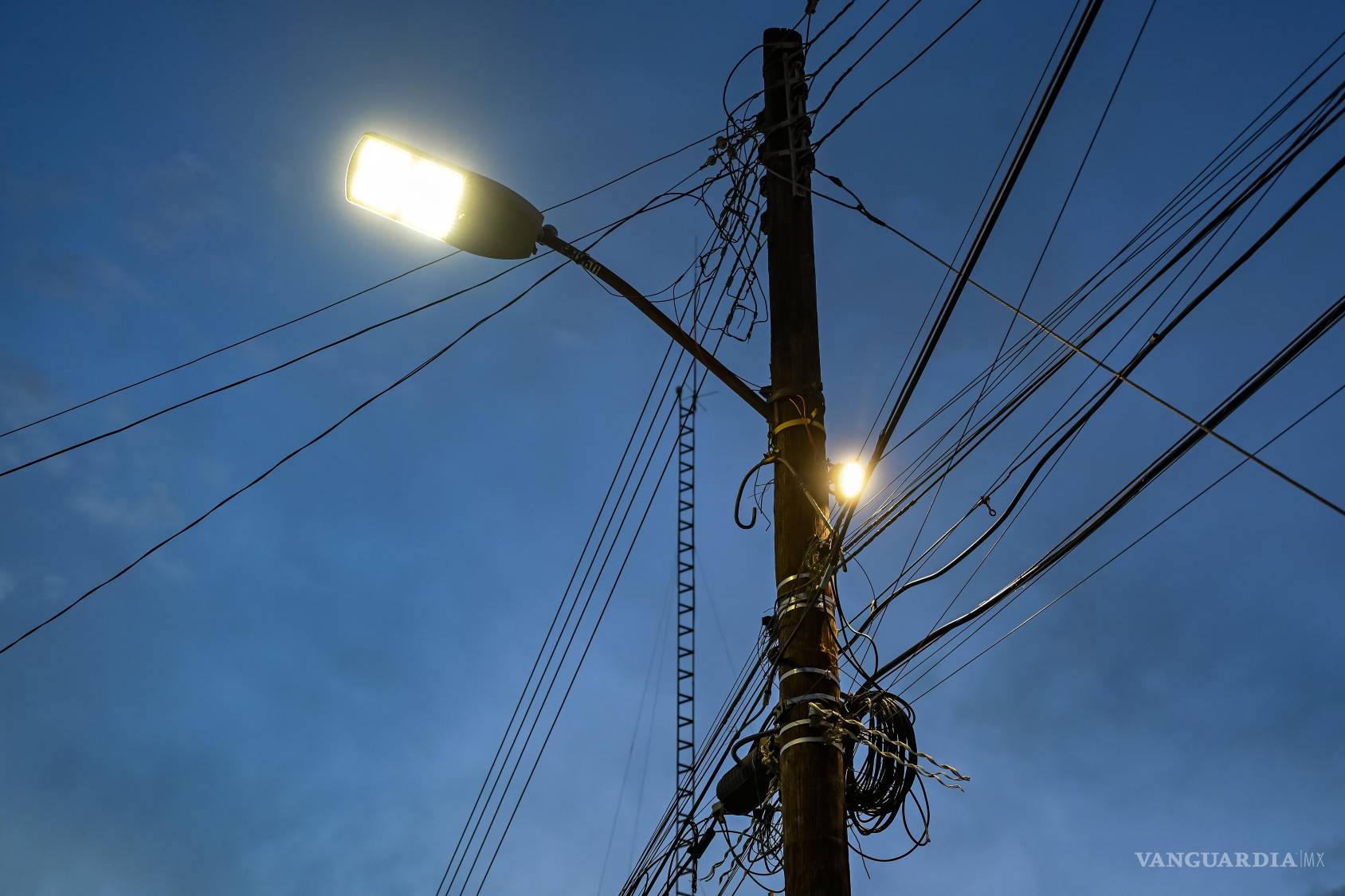 $!Cae la noche sobre Saltillo y las lámparas comienzan a iluminar una ciudad atravesada por cables. Quizá no quisiéramos verlos desaparecer todos. Algunos forman parte de nuestros recuerdos, de la geometría que aprendimos a encontrar hermosa. Pero entre aquello que elegimos conservar y lo que simplemente nos acostumbramos a soportar existe una diferencia que rara vez nos detenemos a cuestionar.