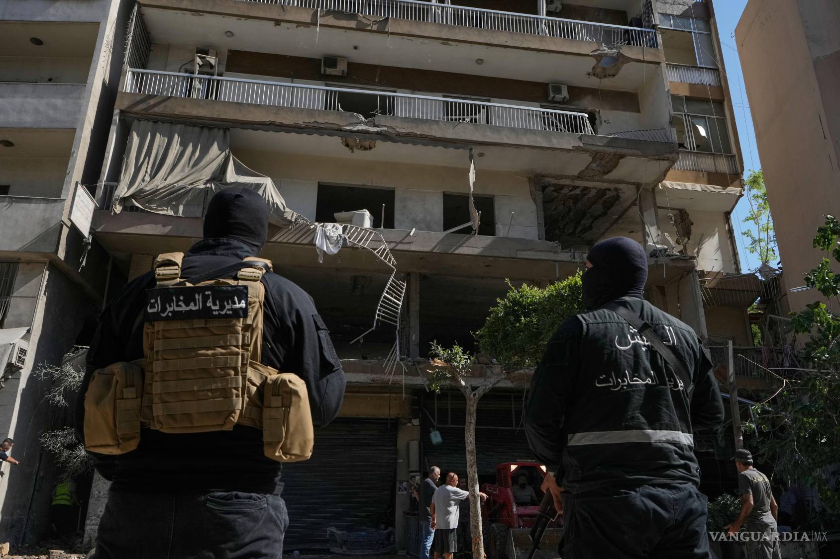 $!Guardias libaneses frente al edificio bombardeado por Israel en la zona de Dahiyeh, en Beirut, Líbano.