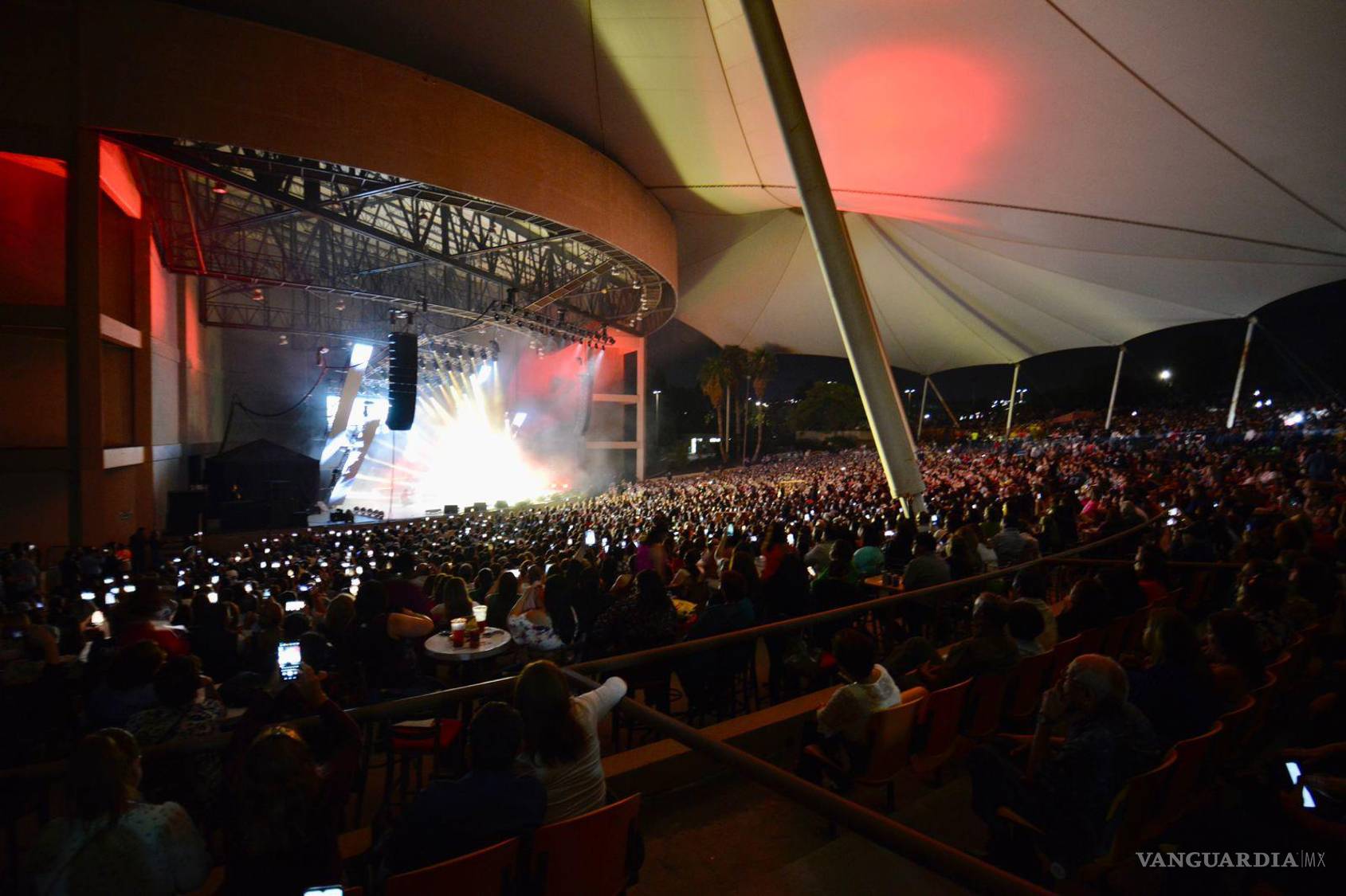 $!La imponente figura artística de Yuri llenó el Auditorio del Parque Las Maravillas.