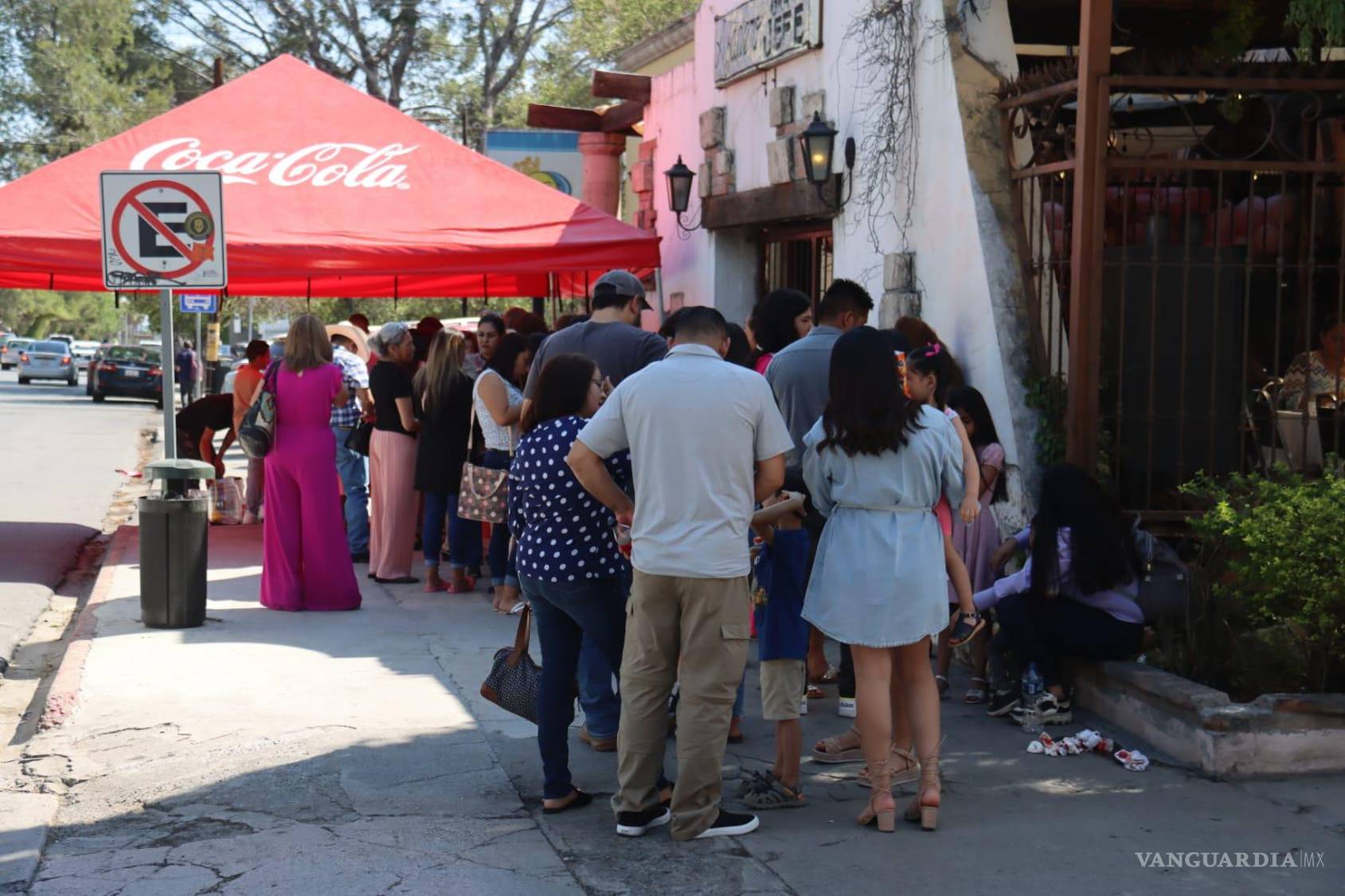 $!En Sol y Luna el toldo colocado no fue suficiente para cubrir a las madrecitas que esperaron pacientemente su turno para ingresar.