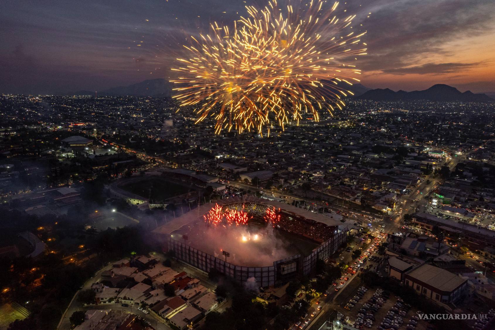 $!La temporada 2025 de los Saraperos de Saltillo comenzó con casa llena, música, fuegos artificiales y afición.