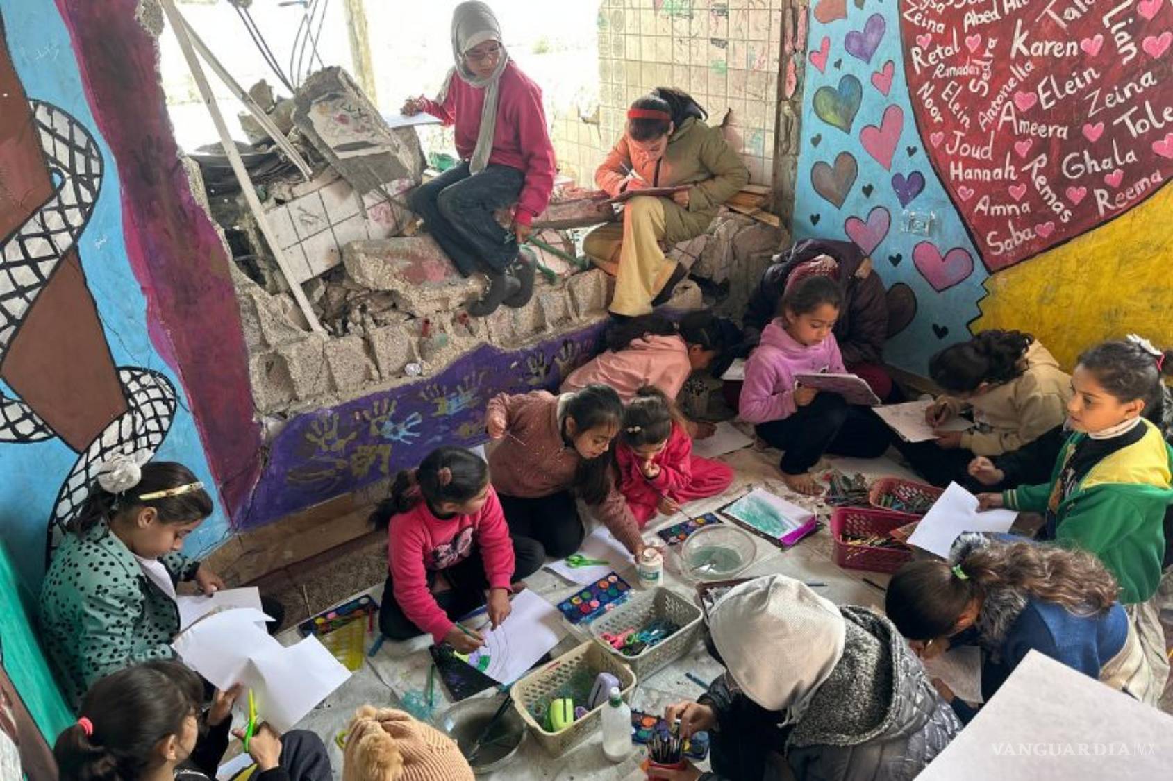 $!Niñas gazatíes dibujan entre los escombros del estudio de la artista visual Maisa Yusef, destruido por los ataques aéreos israelíes.
