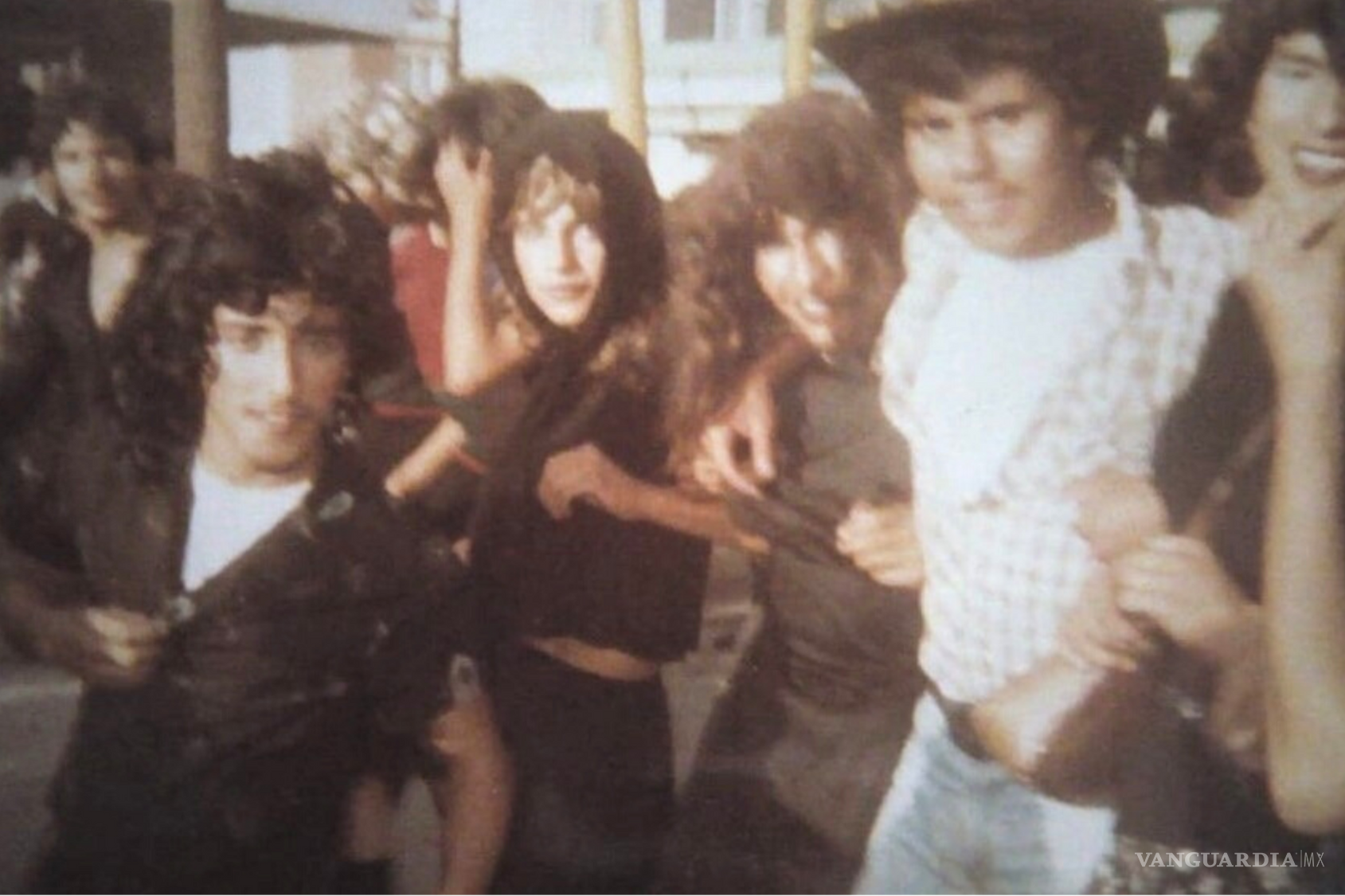 $!Con ropas negras, los estudiantes disfrazados fingían el duelo por la muerte del mal humor.