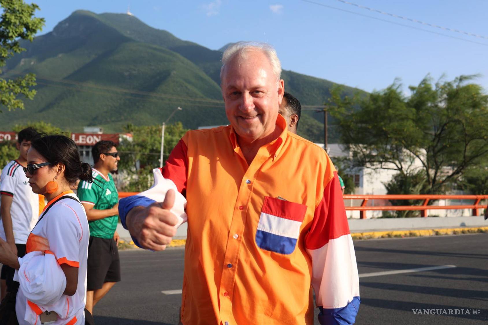 $!El gobernador Samuel García recibió a la selección de Países Bajos, un hecho que generó comentarios entre aficionados mexicanos y extranjeros presentes en la ciudad.