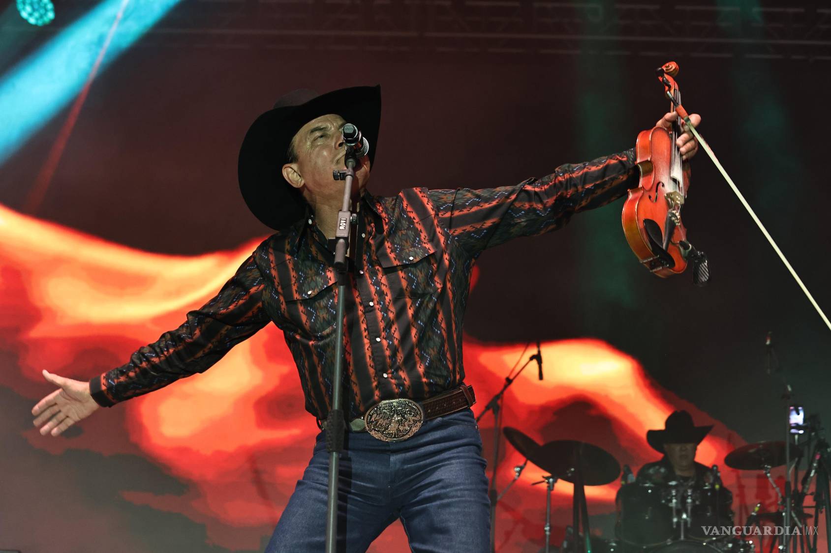 $!El grupo Caballo Dorado se presentó en el Rodeo Saltillo.