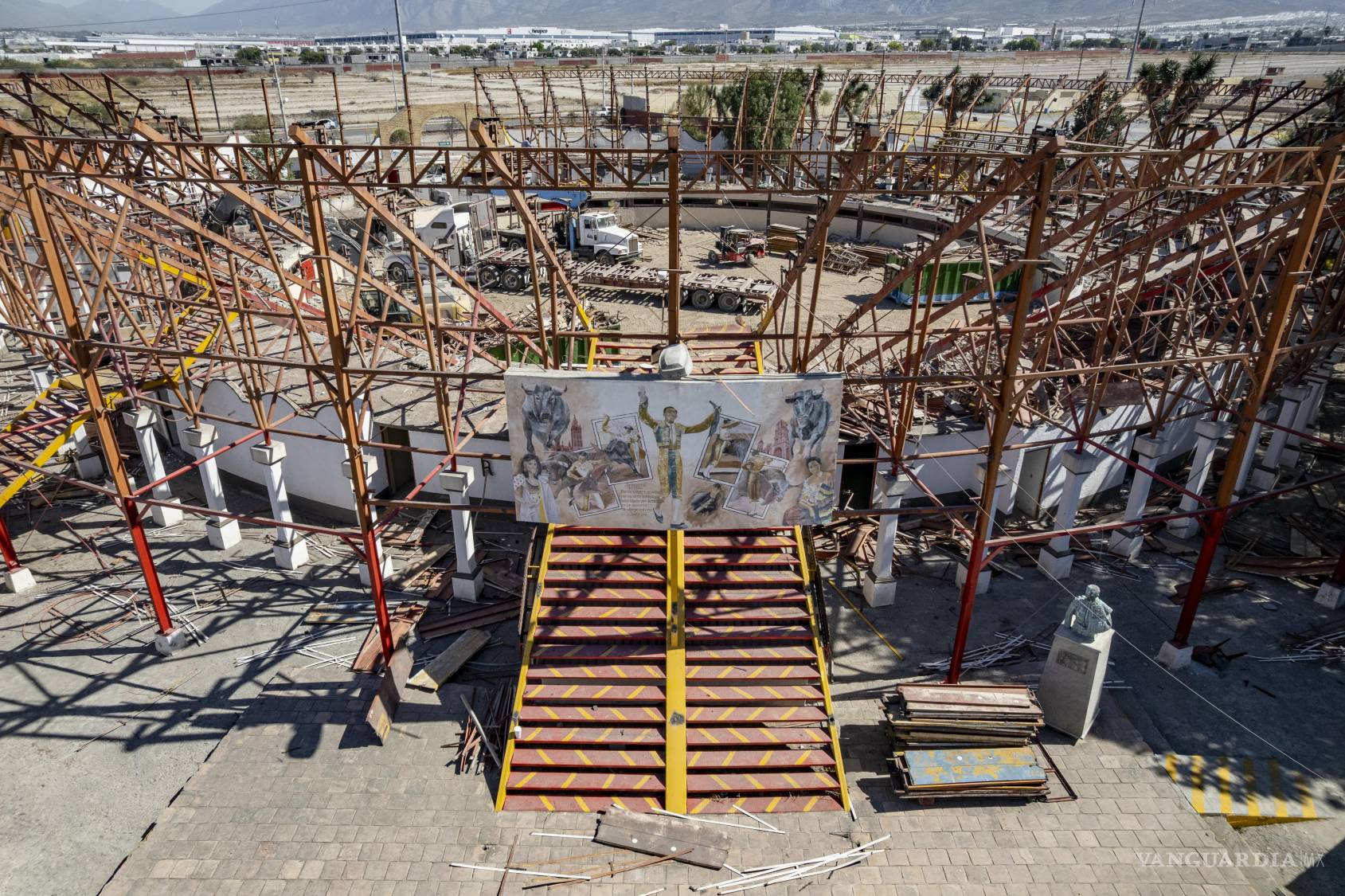 $!Donde antes hubo aplausos y clarines, hoy se levantan montones de escombro y maquinaria.