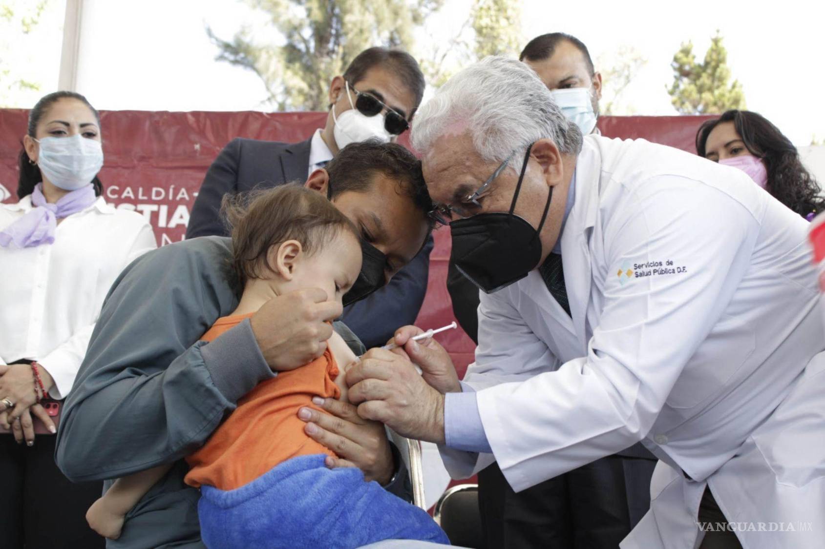 $!Un niño es vacunado en la Ciudad de México en el marco del Día Mundial contra la Hepatitis, el 27 de julio 2023.