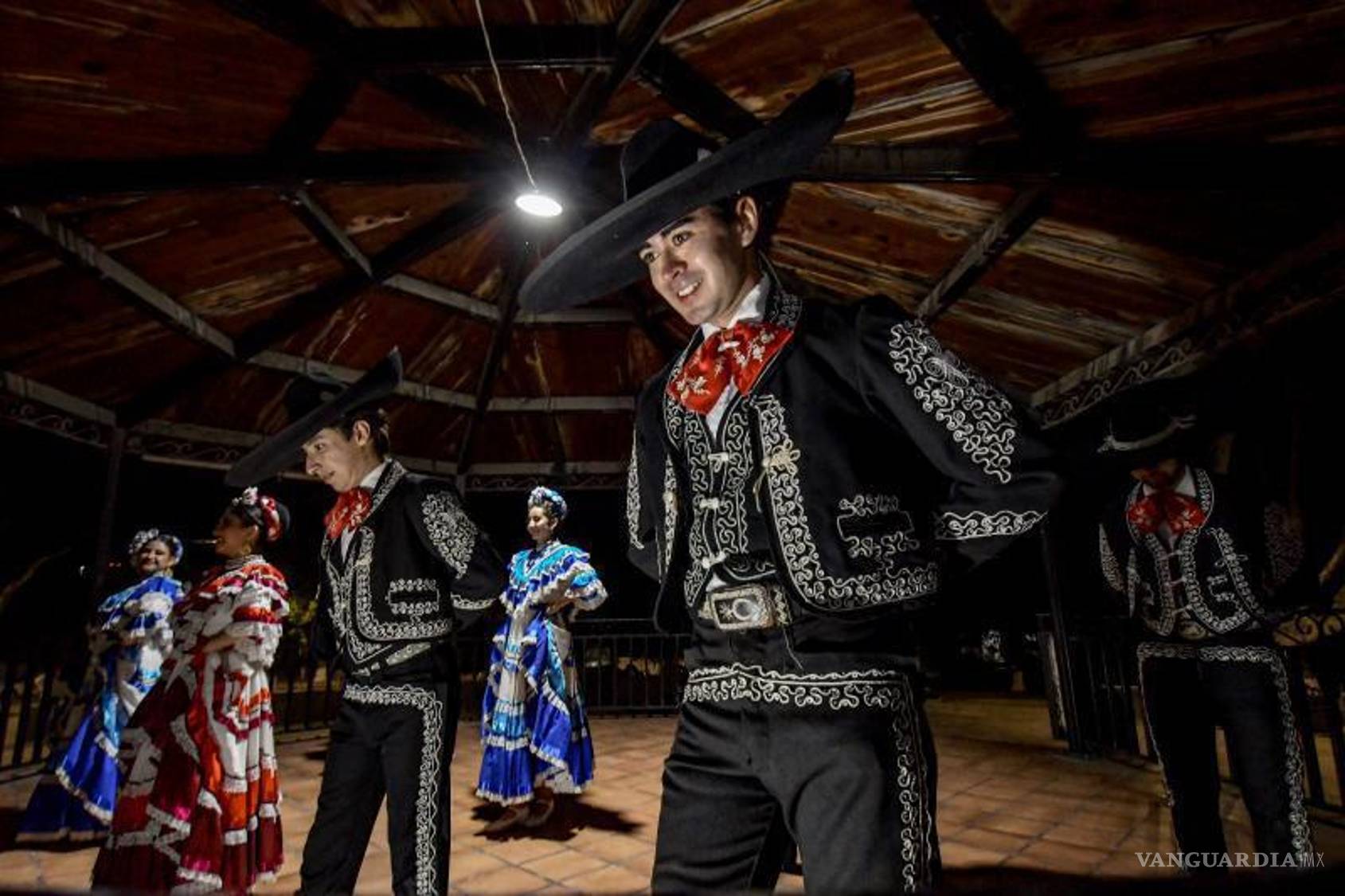 $!Los vecinos prepararon la comida, organizaron bailes folclóricos en el kiosco y decoraron las mesas con manteles coloridos, mostrando el compromiso de la comunidad por mantener vivas las tradiciones locales.
