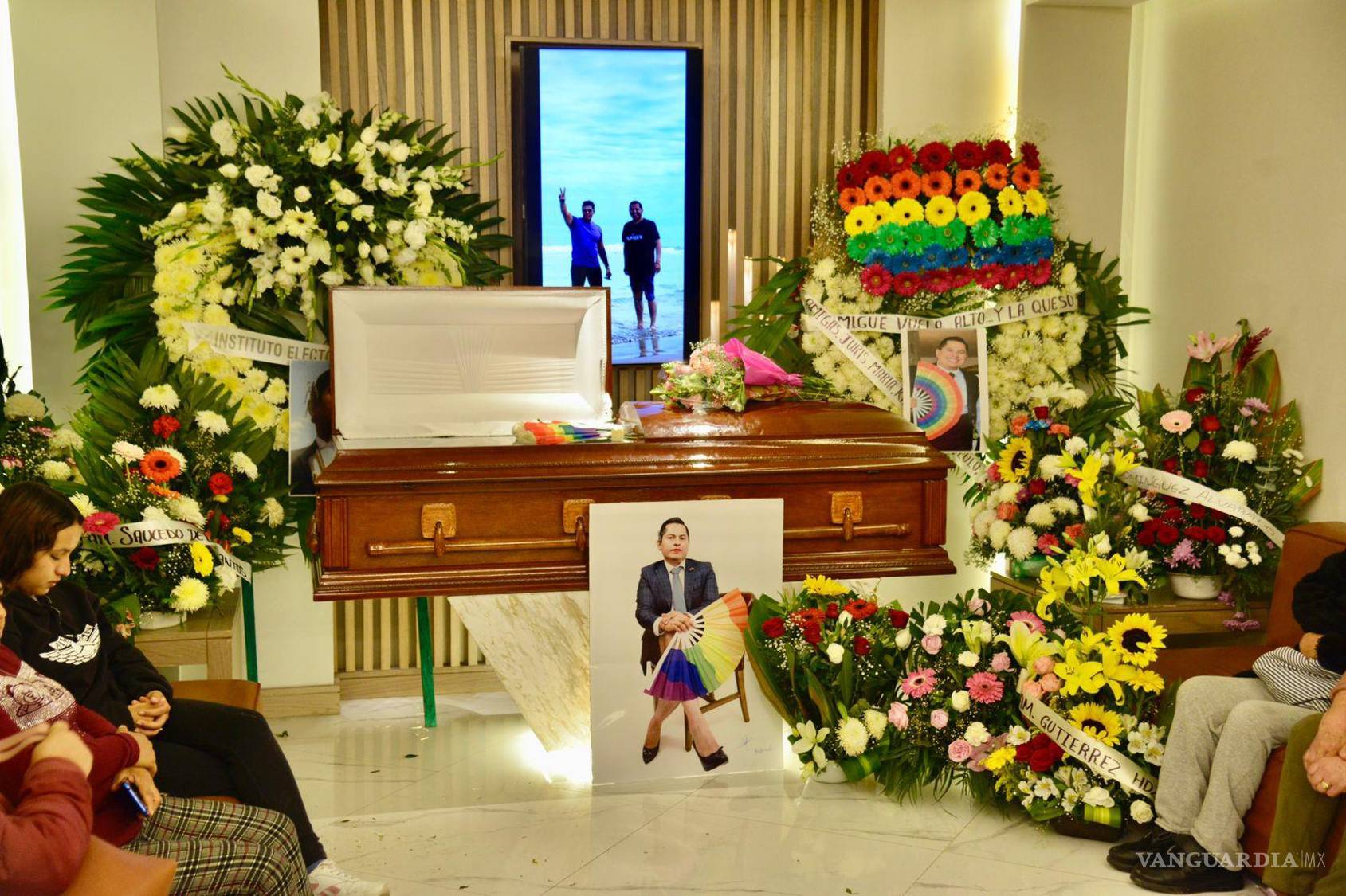 $!Cánticos religiosos acompañan el duelo de sus padres y hermanos, quienes han sido arropados en la pequeña capilla de la funeraria.