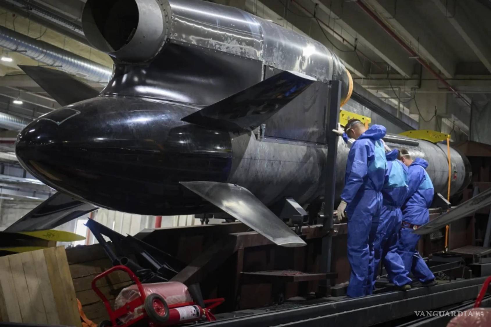 $!Unos trabajadores inspeccionan un misil de crucero Flamingo en la fábrica secreta de Fire Point en Ucrania, el lunes 18 de agosto de 2025.