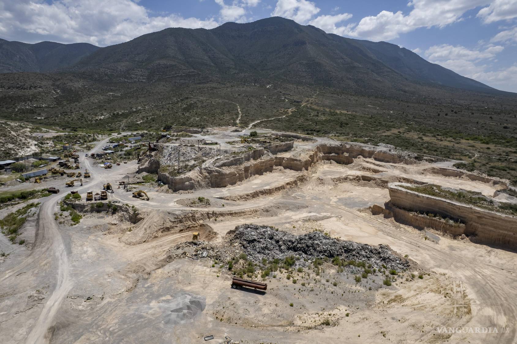 $!Excavaciones y extracción de material pétreo en las inmediaciones del campo histórico de La Angostura, al sur de Saltillo. Las modificaciones al relieve han encendido alertas por el riesgo de perder parte del terreno que permite comprender cómo se desarrolló la batalla de 1847.