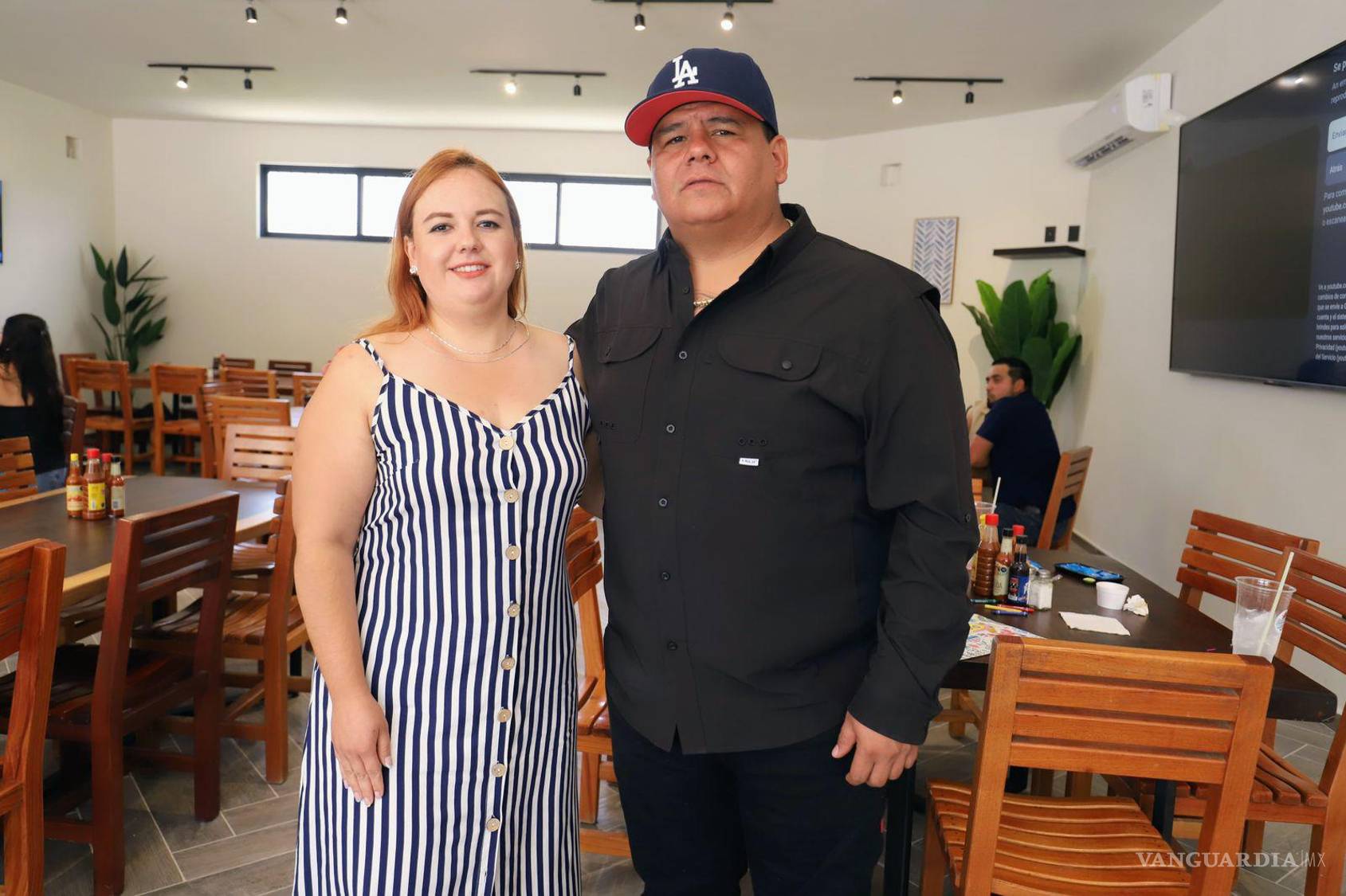 $!Guillermo Rodríguez Valles con la alcaldesa Ana Karen Sánchez, en el interior de las nuevas instalaciones de Cevichería La 57, con espacio moderno y capacidad para 150 comensales.