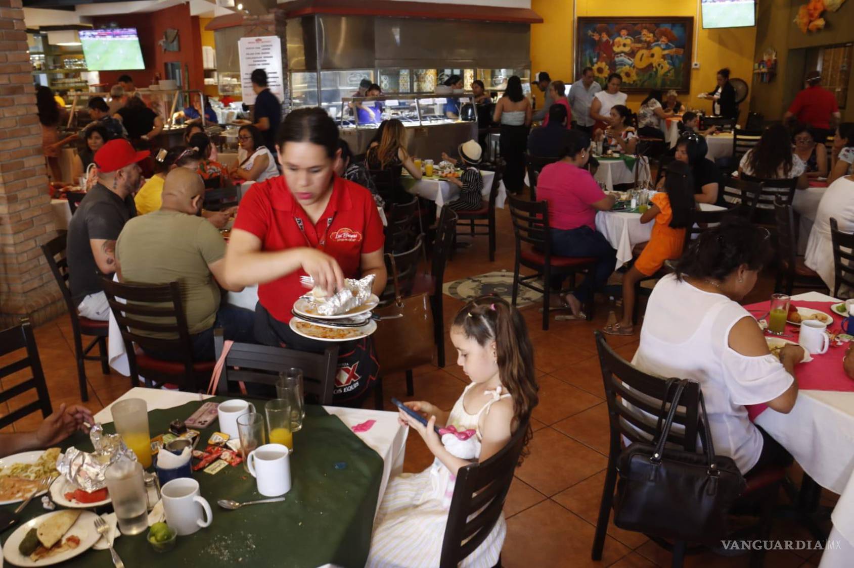 $!A pesar de contar con personal “extra”, los empleados no se daban abasto para atender a la numerosa clientela.