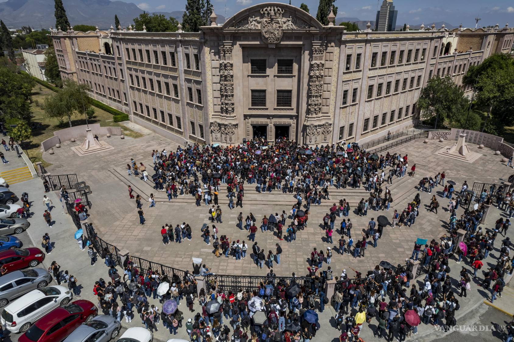 $!Durante nueve días, los estudiantes del ITS bloquearon el acceso a su escuela. Su reclamo no era solo por una fiesta mal planeada: pedían respeto, rendición de cuentas y espacios dignos para aprender. Saltillo, otra vez, eligió la calle.