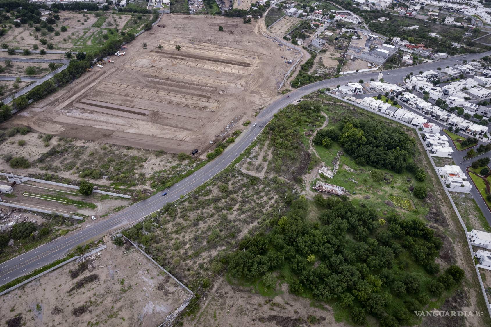 $!Pese al constante escurrimiento de agua en la zona y a las afectaciones previas por lluvias, ya trabaja en la preparación del terreno donde se construirá el fraccionamiento “Lucerna”.