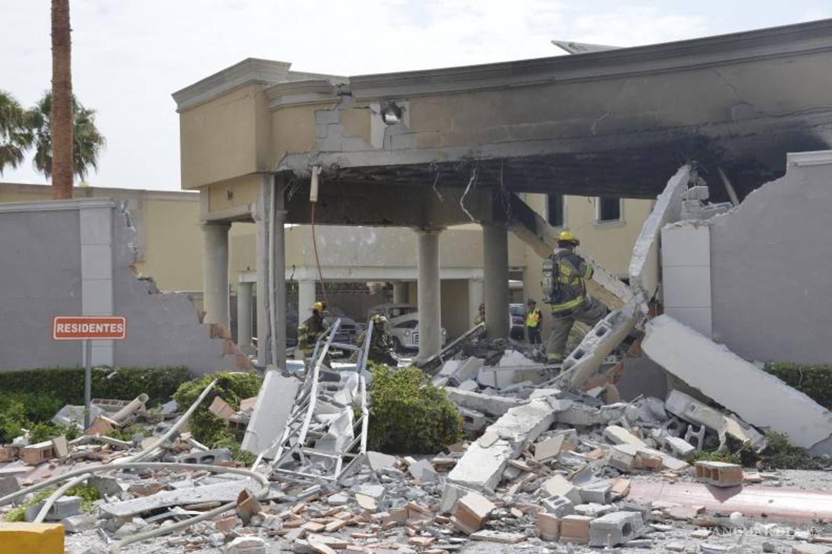 $!El frente de la vivienda y la barda terminó derruida.
