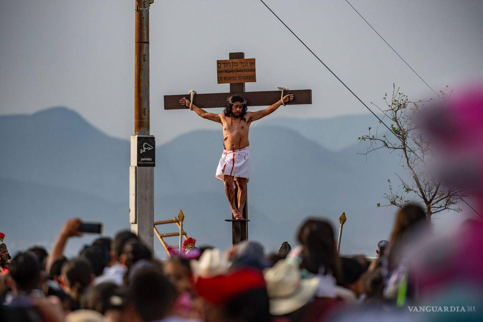 $!Jesús es crucificado en la Plaza México, mientras la multitud observa en silencio y respeto el acto simbólico.
