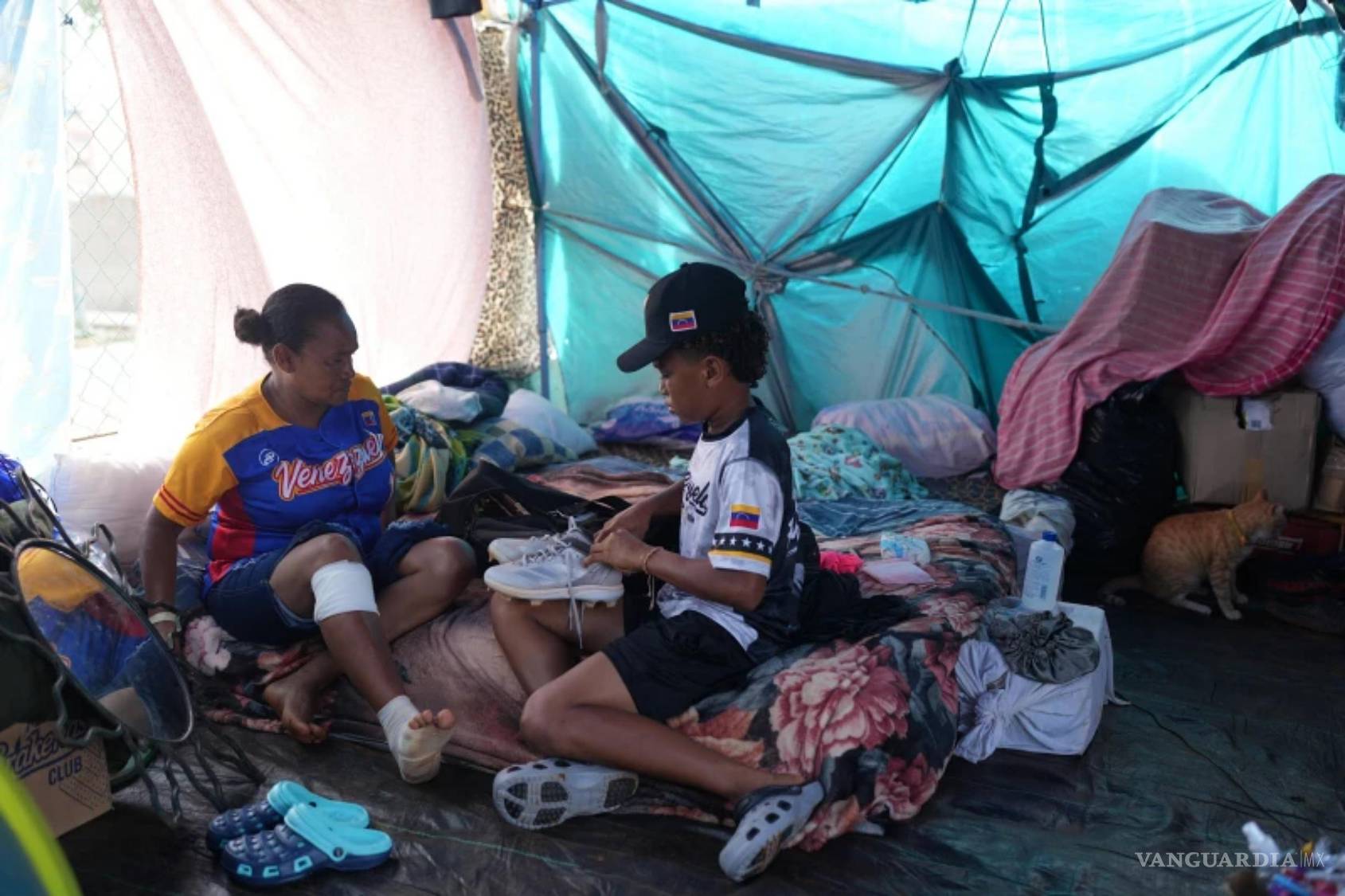 $!Yeferson Seijas con su madre, Elizabeth Pacheco, dentro de la tienda de campaña donde se han alojado desde que los terremotos desplazaron a su familia.
