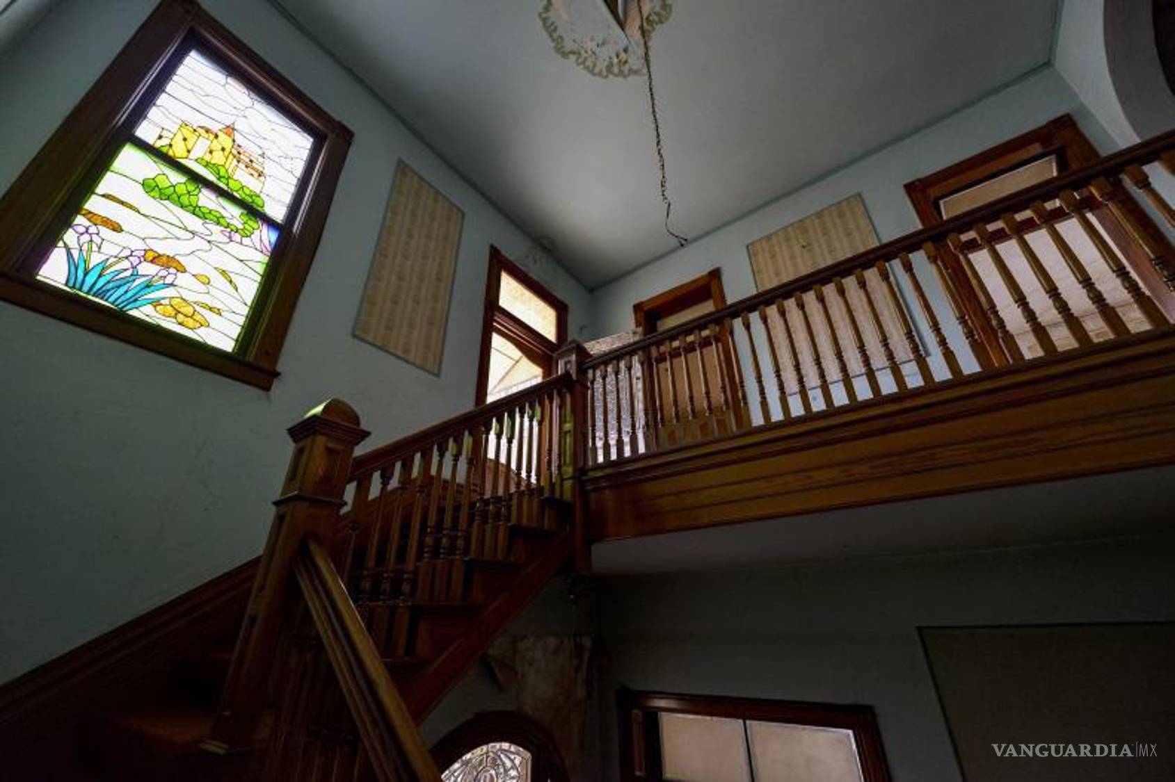 $!La casa cuenta con vitrales plomados y pintados a mano.