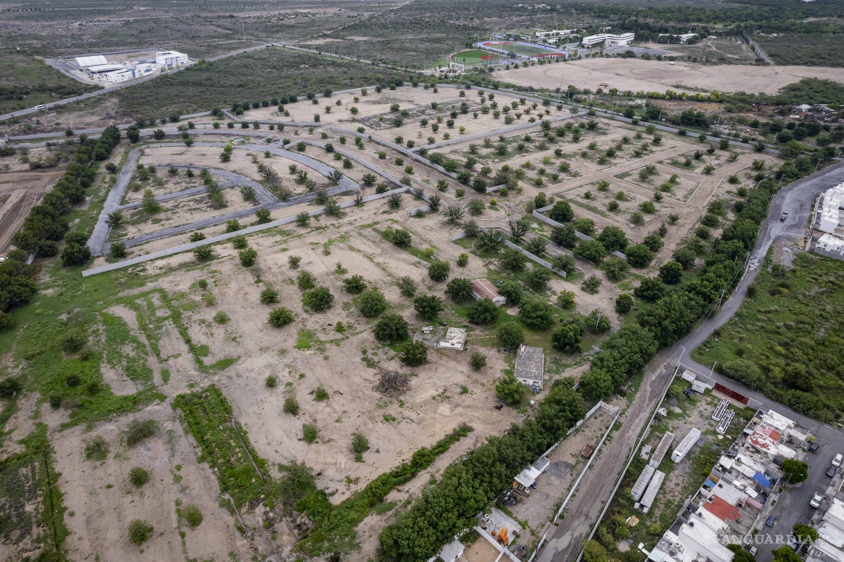 $!Habitantes del sector El Campanario denunciaron que, desde 2020, ni el municipio ni las constructoras han dado solución a las afectaciones causadas por las lluvias tras el desarrollo de fraccionamientos vecinos.