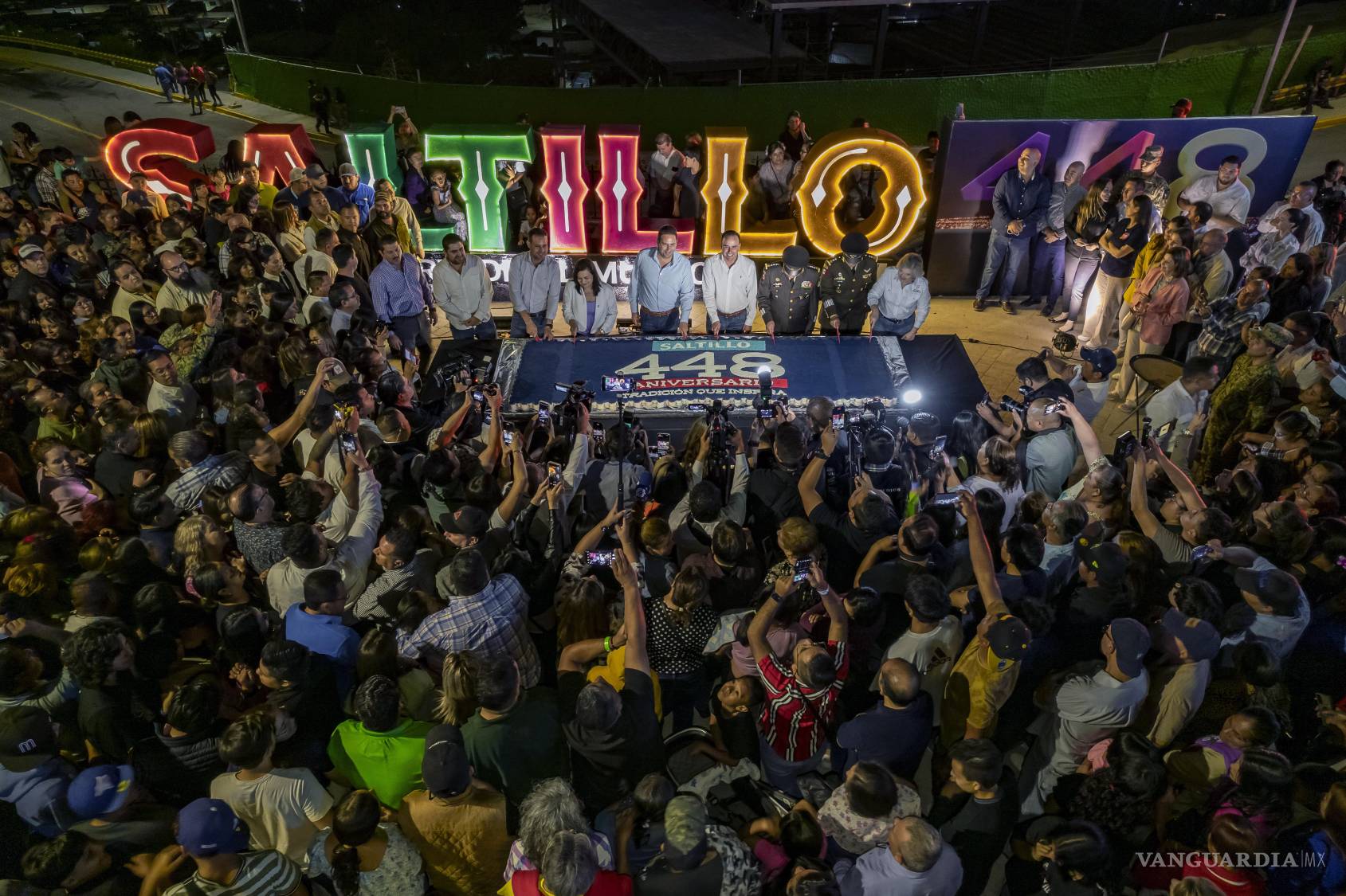 $!El pastel conmemorativo fue repartido por las autoridades entre los asistentes tras las mañanitas.