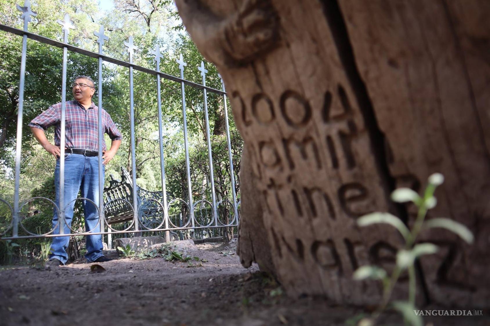 $!Su trabajo está plasmado en lo que se considera “el árbol más antiguo de Saltillo”.