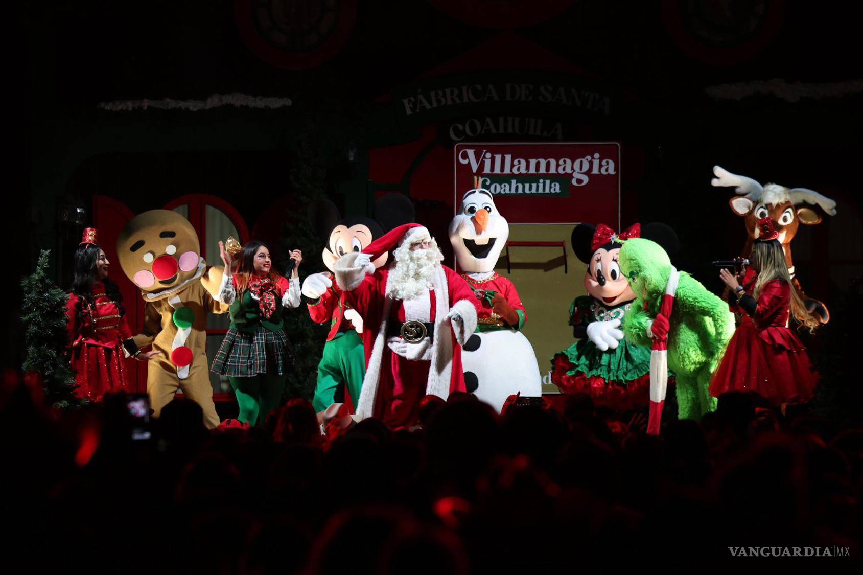 $!Niños y adultos pudieron disfrutar de las villas de Santa Claus y otras actividades navideñas en Múzquiz, en el inicio de la temporada de festividades decembrinas.