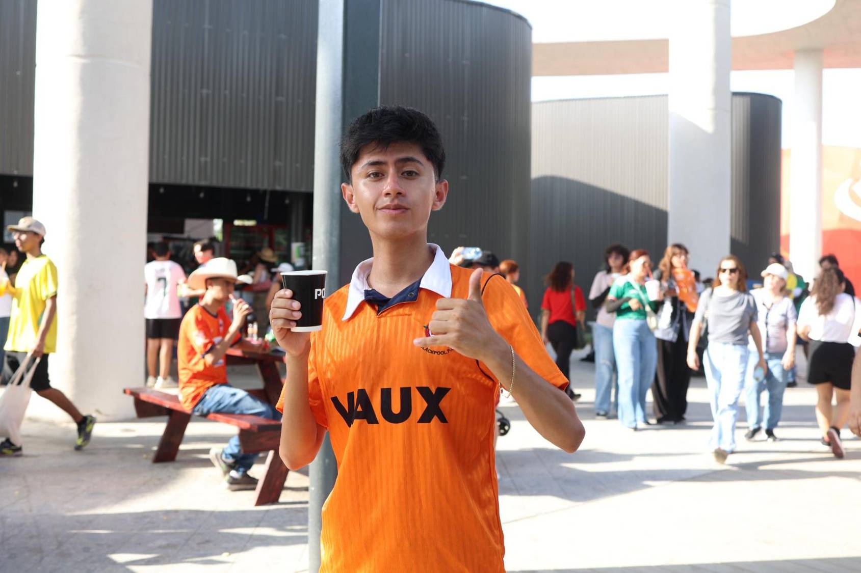 $!El ambiente previo al partido entre Países Bajos y Marruecos estuvo marcado por la presencia del color naranja en calles, puentes y espacios públicos de Monterrey.