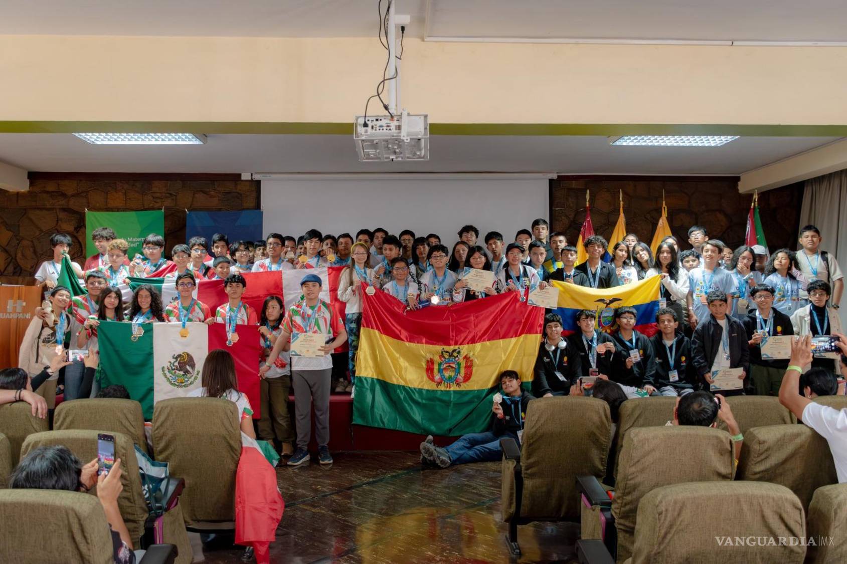 $!El joven de 13 años obtuvo una mención honorífica en la prueba individual y una medalla de oro en la competencia por equipos durante el torneo internacional.
