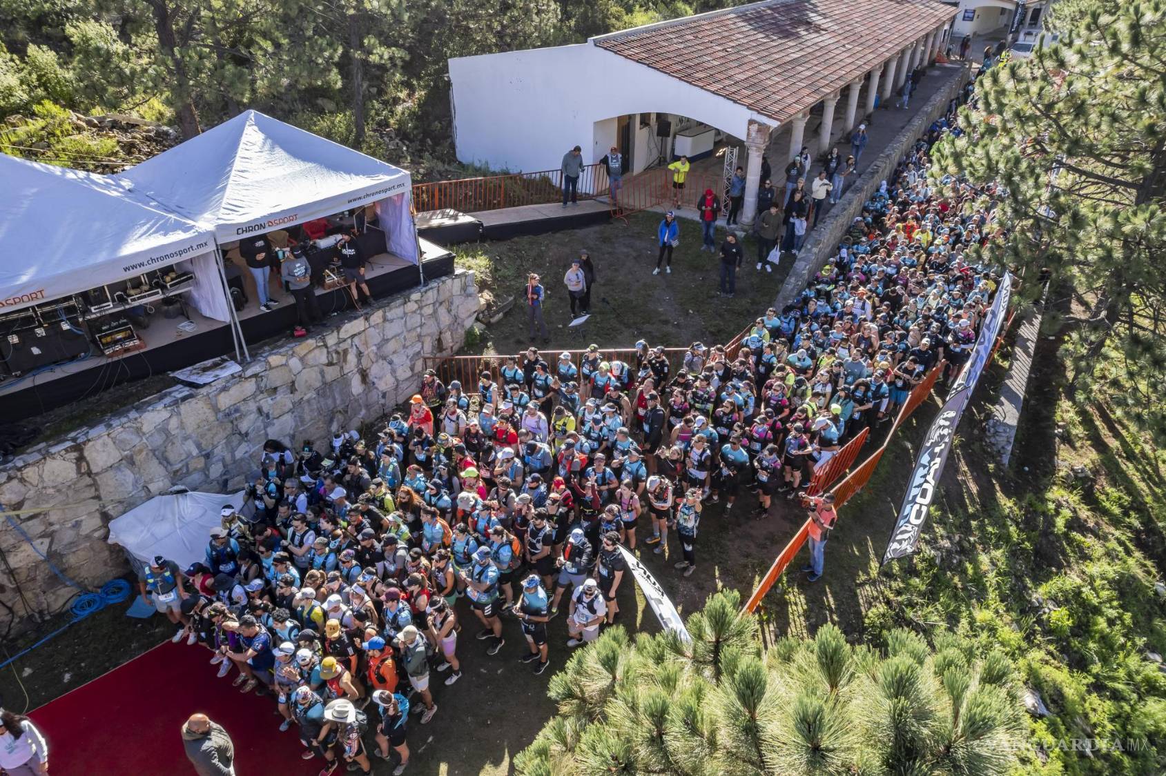 $!Los corredores se lanzan al desafío en punto de las 8:30 de la mañana, listos para enfrentar la majestuosa Sierra de Arteaga.