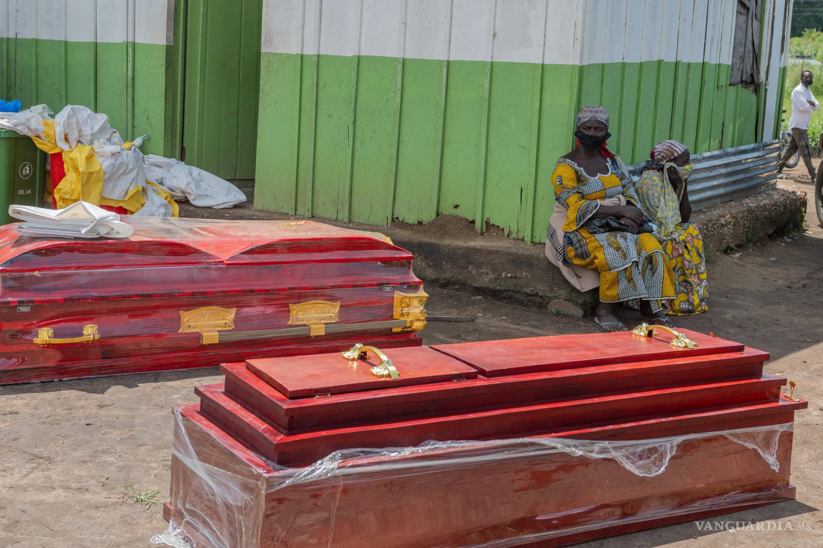 $!Dos mujeres se sientan junto a ataúdes en un centro de salud en Rwampara, Congo.