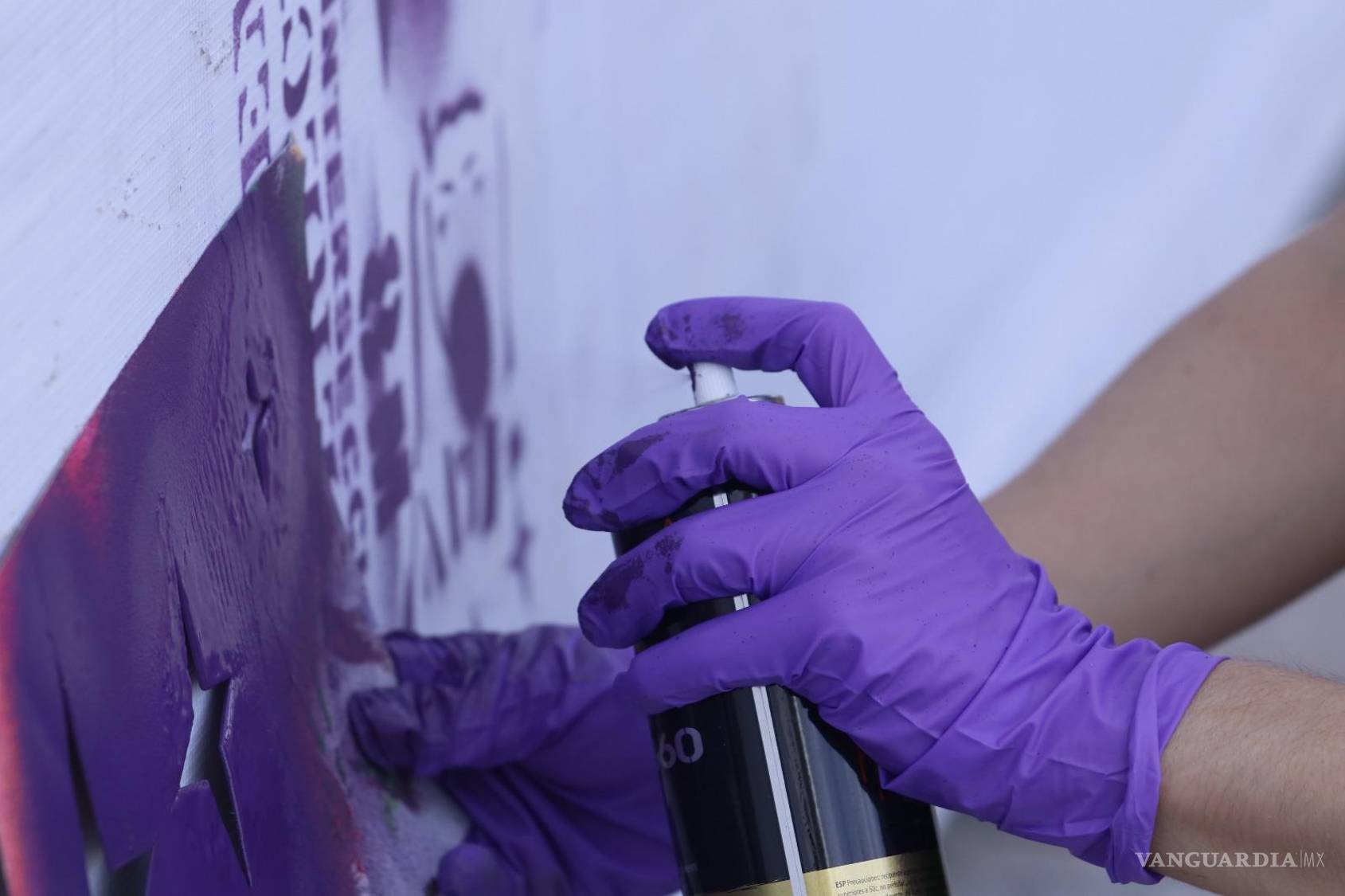 $!Mujeres unidas en la lucha: Activación artística y mensajes feministas toman las calles.