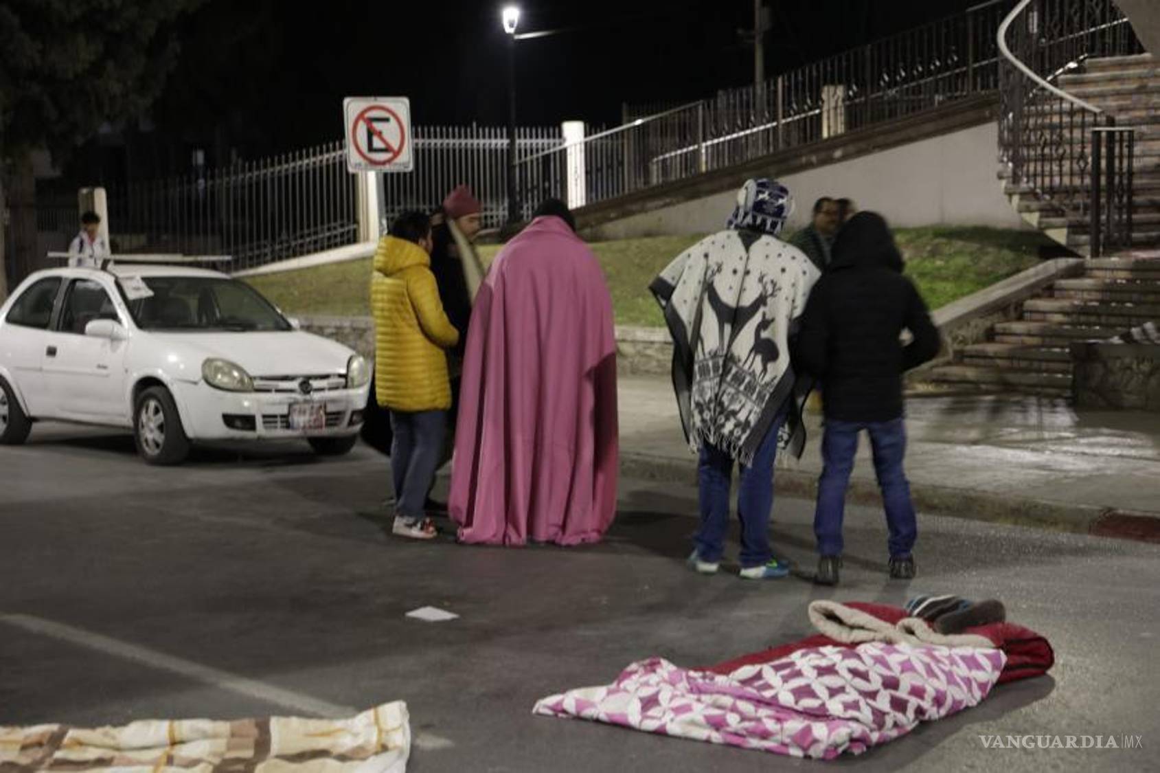 $!El bulevar V. Carranza se convierte en escenario de protesta estudiantil: tranquila noche, pero con un mensaje contundente.