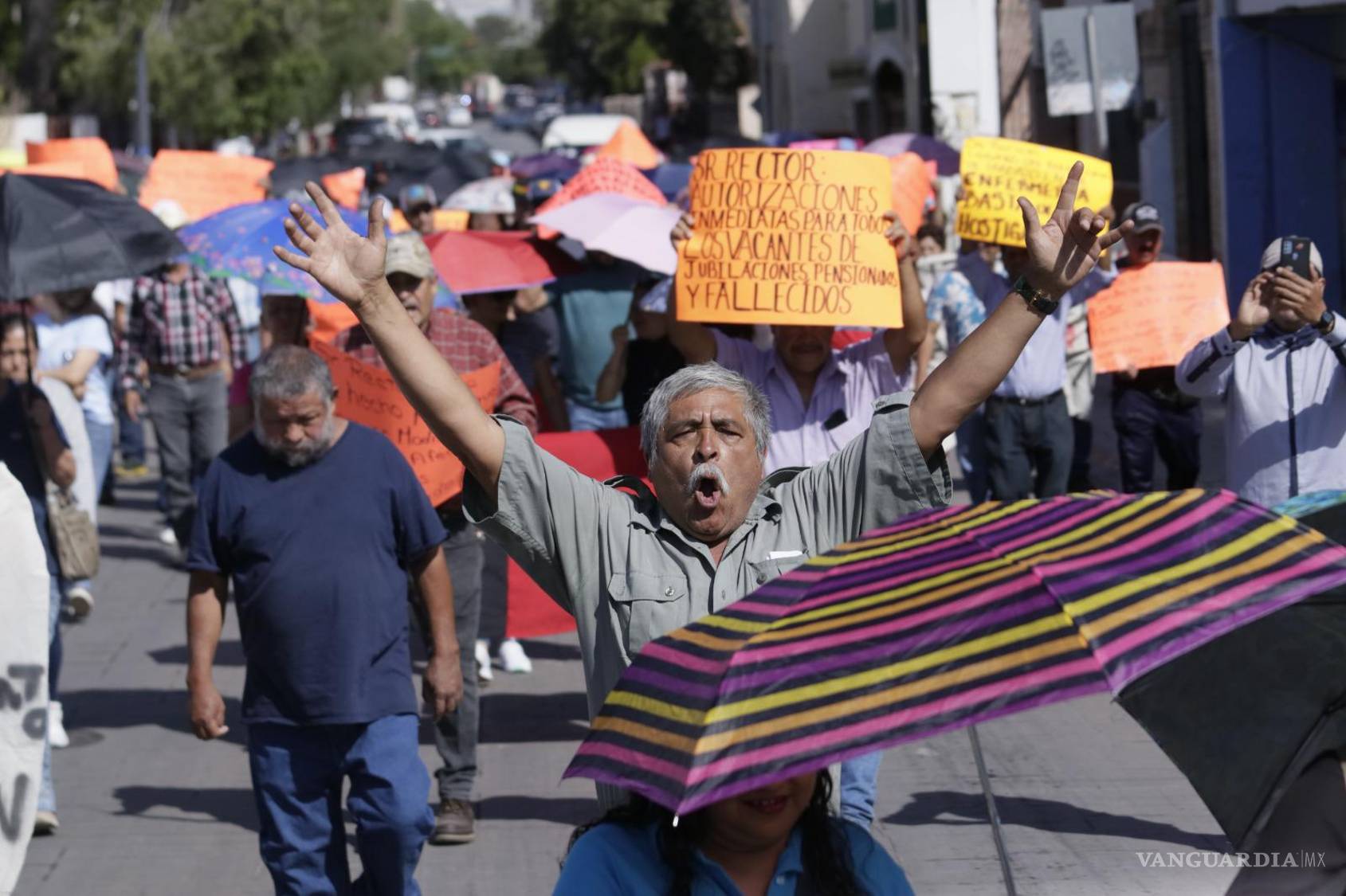 $!Pancartas con consignas destacan en la manifestación.