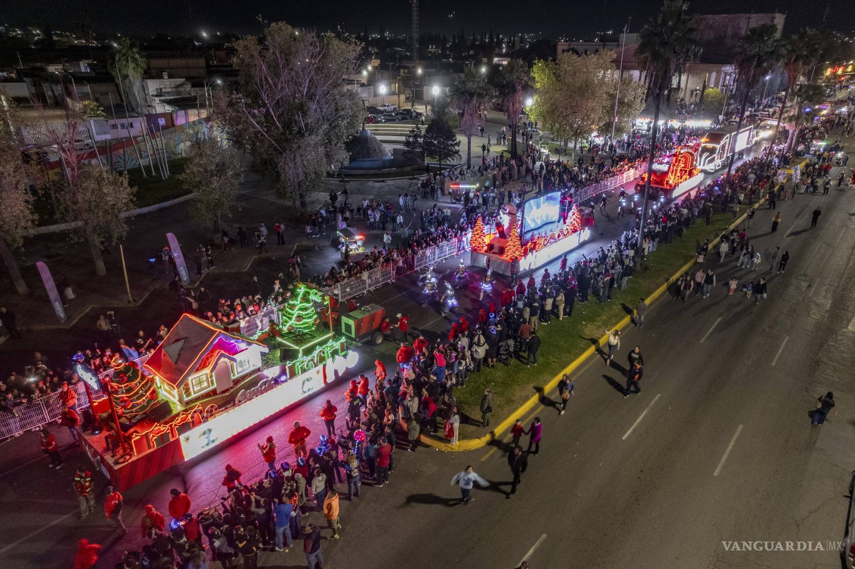 $!Una vez más la Caravana Coca Cola encendió las principales vialidades.