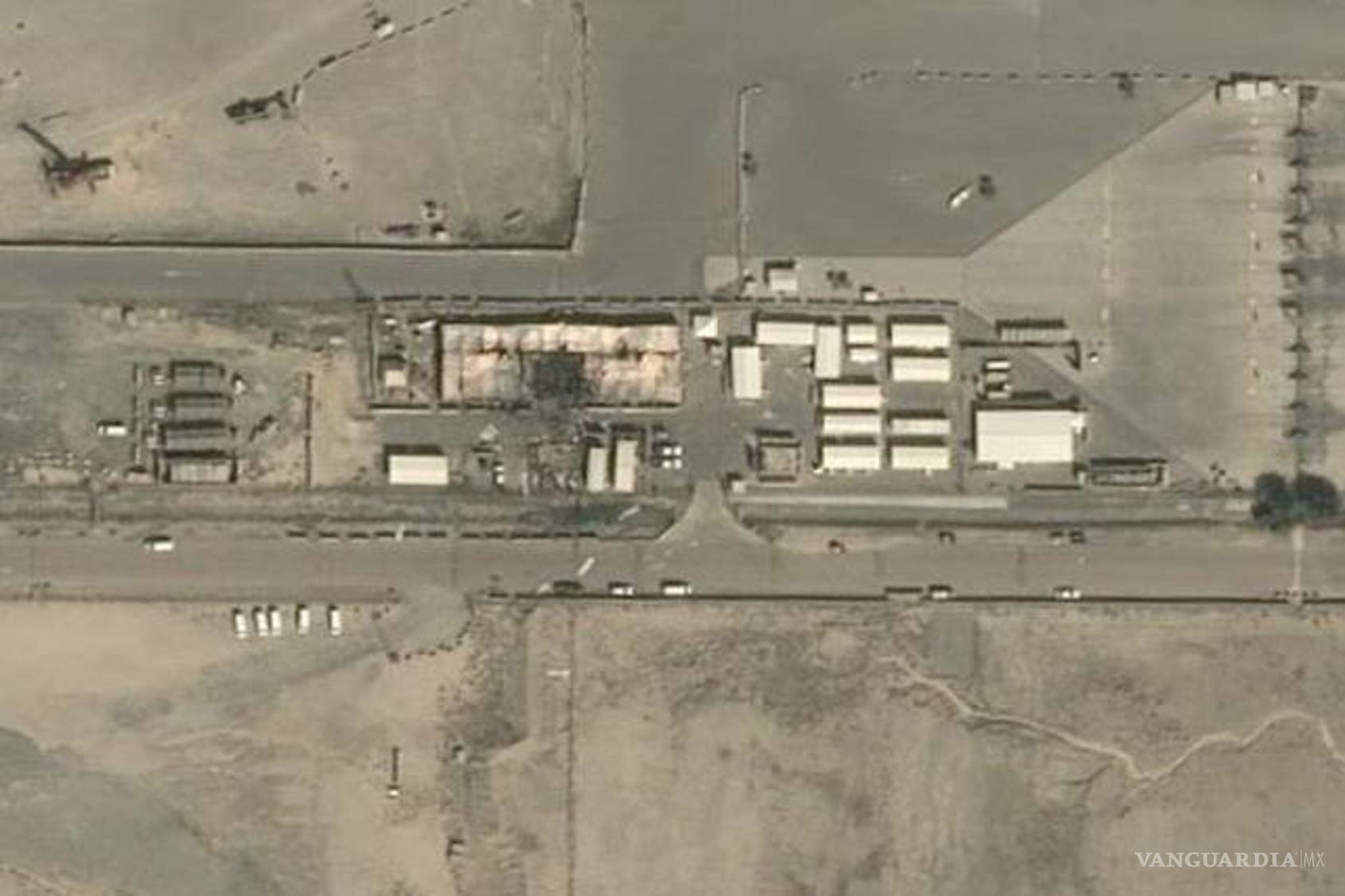 $!Esta imagen satelital que muestra las secuelas del ataque que impactó el centro de operaciones tácticas de EU cerca del puerto de Shuaiba, en Kuwait.