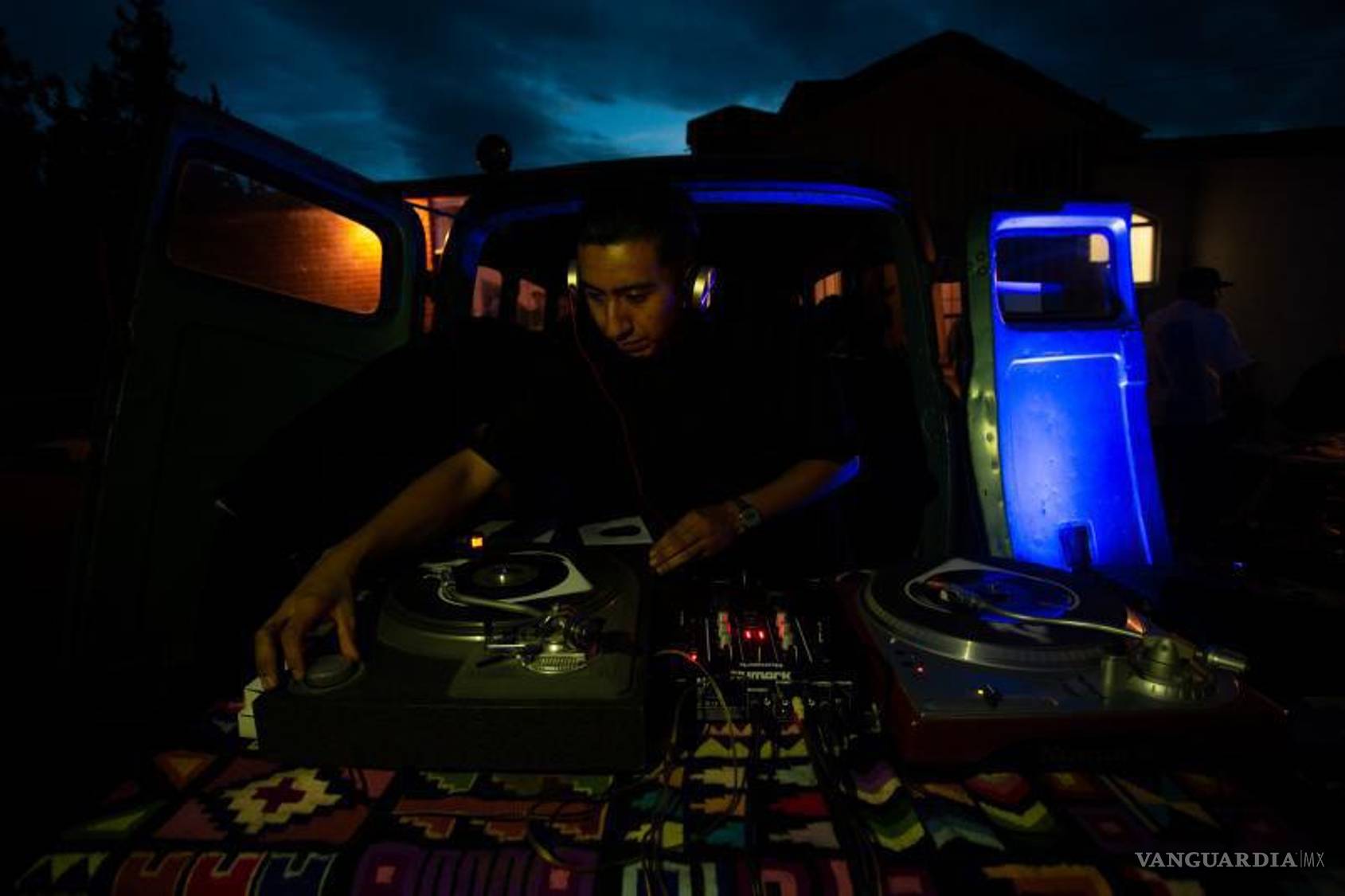 $!El “joker” tocando discos de vinil en el evento Viva la Raza.