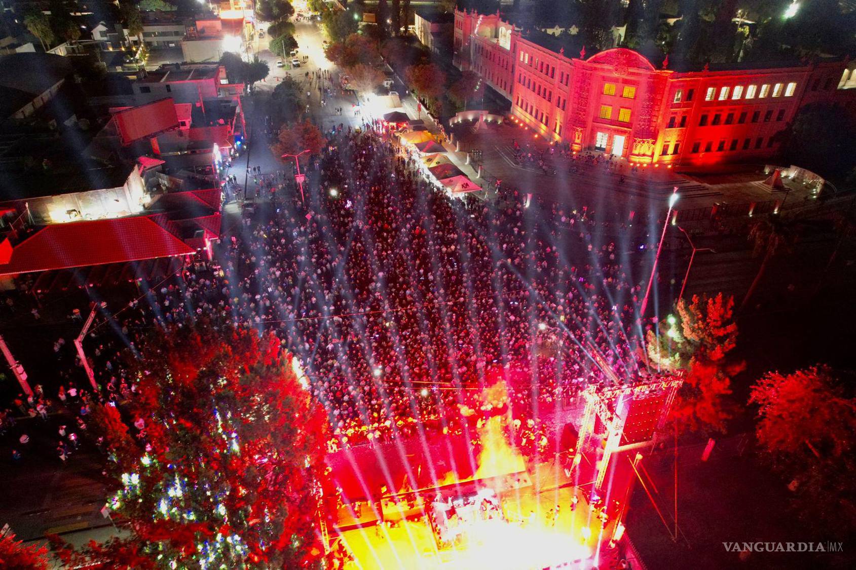 $!Las luces se apoderaron del escenario.