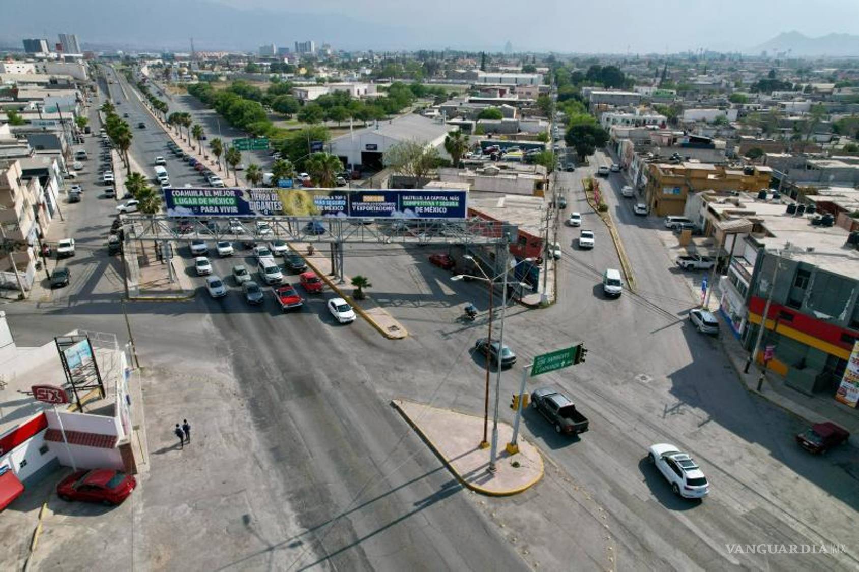 $!La fila de vehículos al mediodía de este lunes llegó a las alturas de las Funerarias Martínez, bloqueando casi toda la vía.