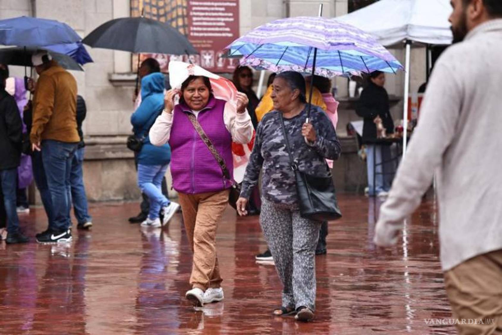 $!Fieles participaron en las celebraciones religiosas dentro del Santuario de San Francisco de Asís, mientras en el exterior continuaba la convivencia familiar.