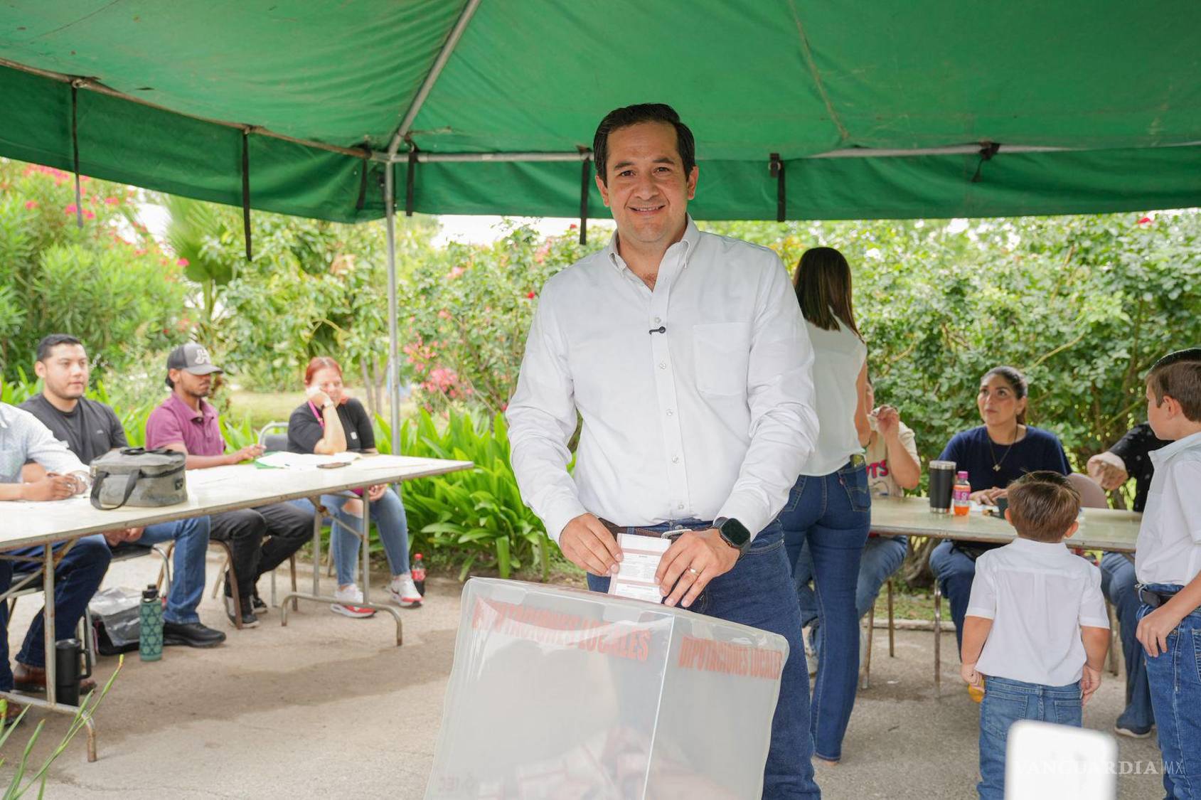 $!Candidatos de distintos partidos en Piedras Negras acudieron a votar y coincidieron en llamar a la ciudadanía a participar en una jornada electoral en calma.