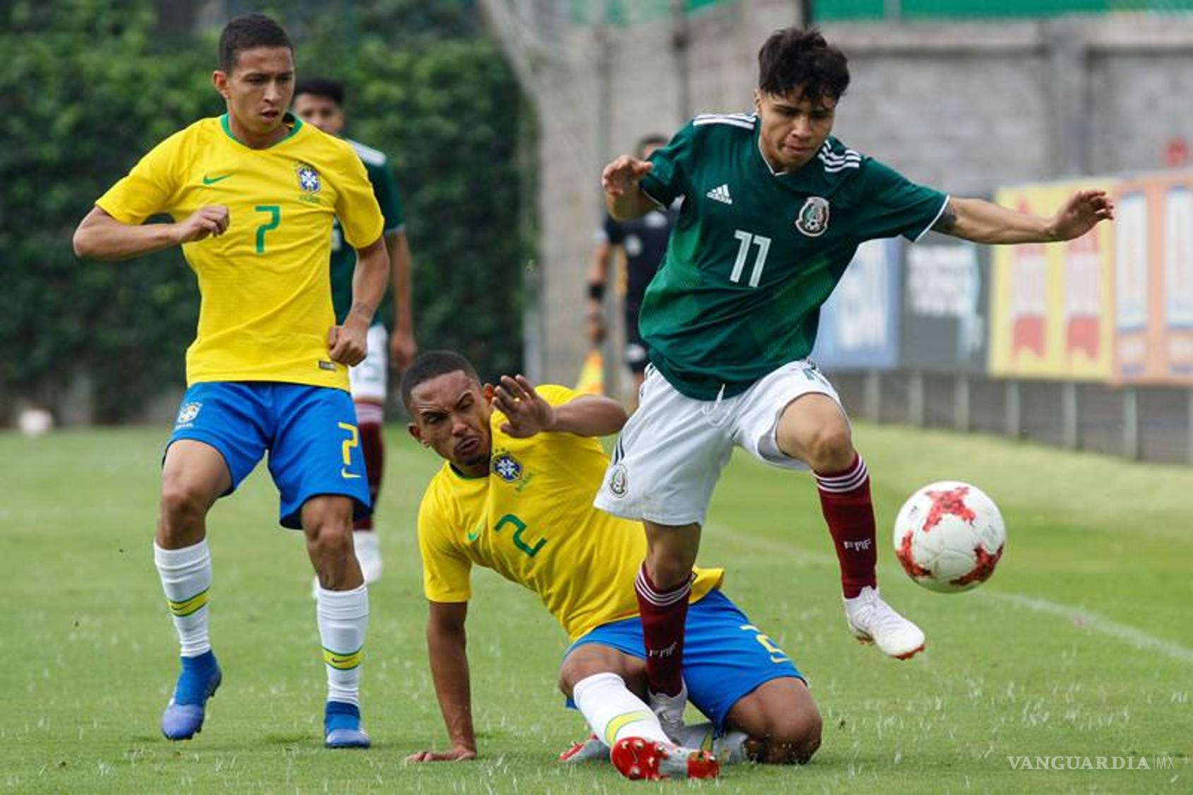 $!Misael durante un juego de preparación ante el conjunto brasileño.