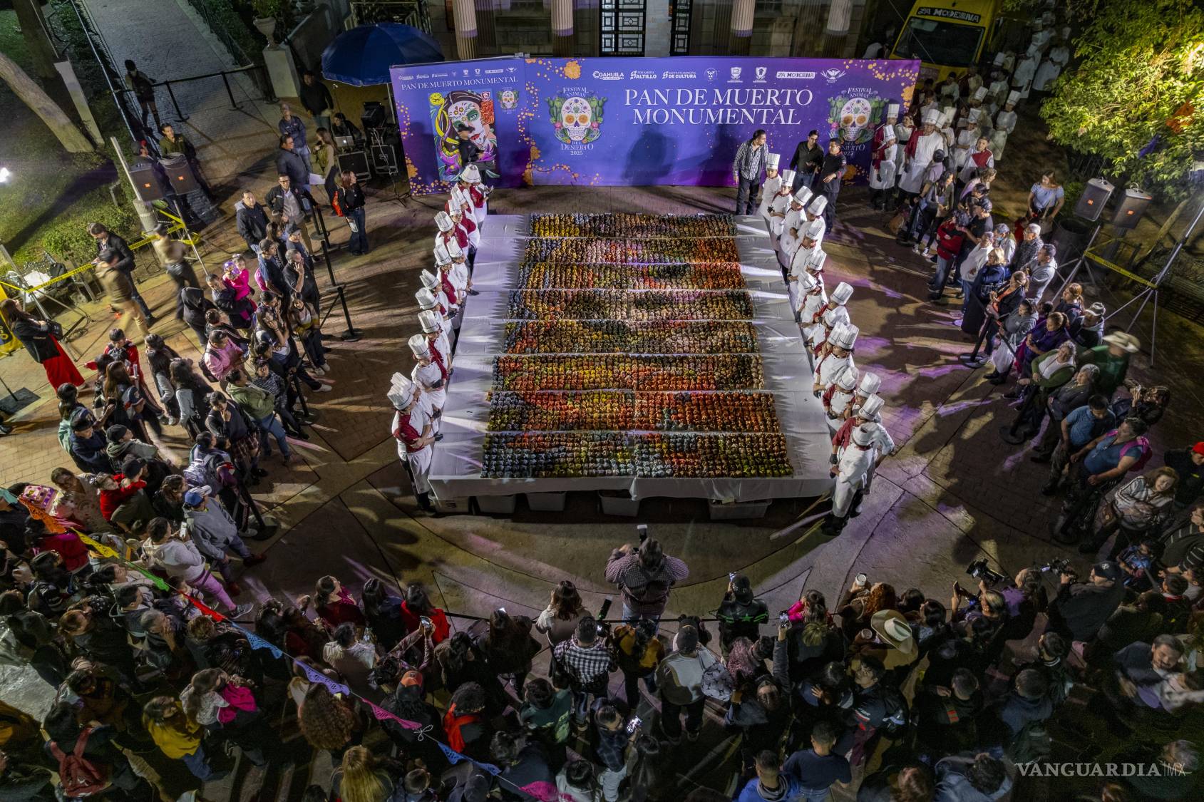 $!El alcalde Javier Díaz encabezó la entrega del pan de muerto monumental elaborado por alumnos de la Universidad Vizcaya.
