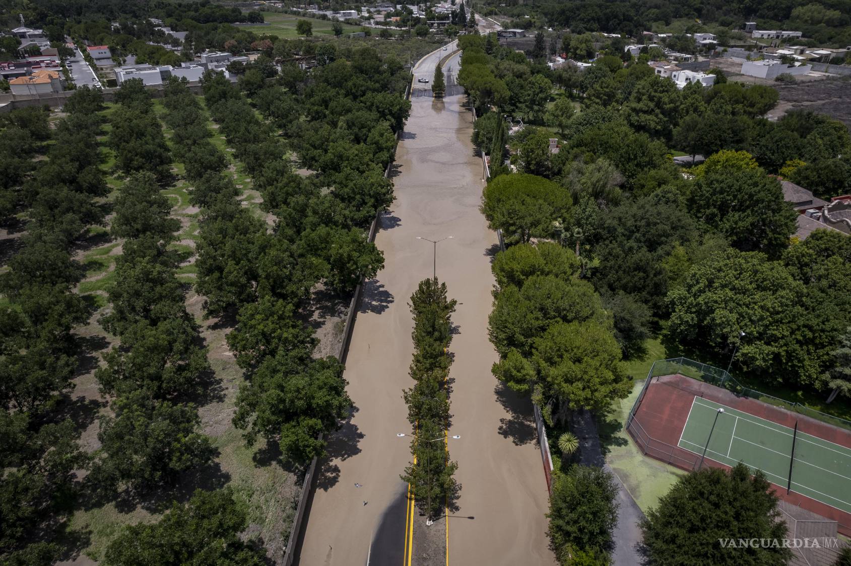 $!Vialidades del norte de Saltillo registran encharcamientos severos durante lluvias intensas, afectando la movilidad de residentes.