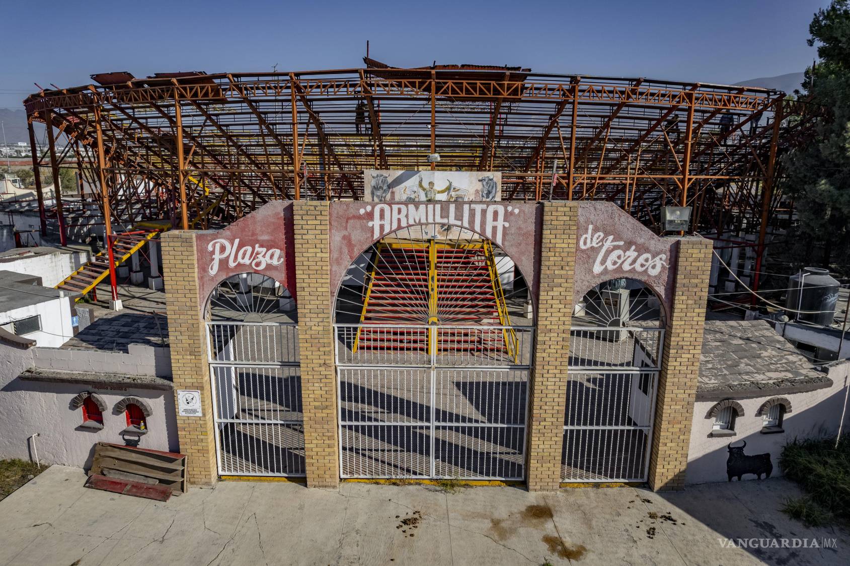 $!Luego de más de 30 años de existencia, la Plaza de Toros Armillita es desmantelada, como parte del proyecto del nuevo Centro de Convenciones.