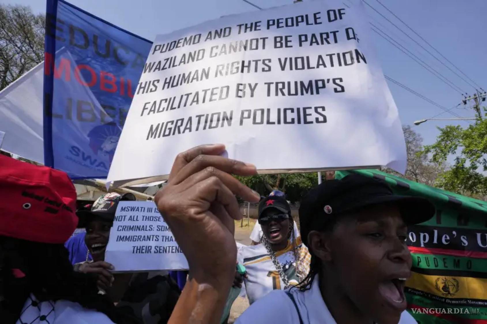 $!Manifestantes de Esuatini marcharon hacia la embajada de EU en Pretoria, en oposición a un acuerdo que permitiría a su país recibir a inmigrantes deportados.