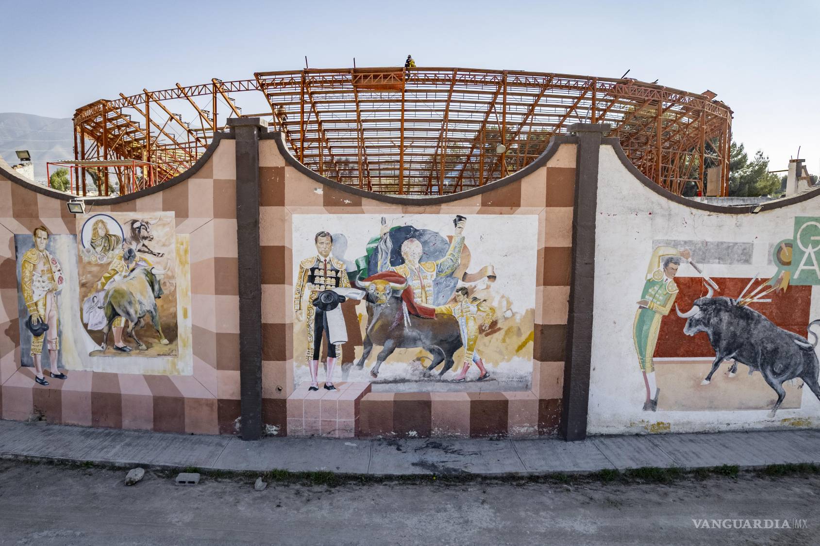 $!Los muros que vieron desfilar a toreros y artistas caen bajo el peso del tiempo y la modernidad.
