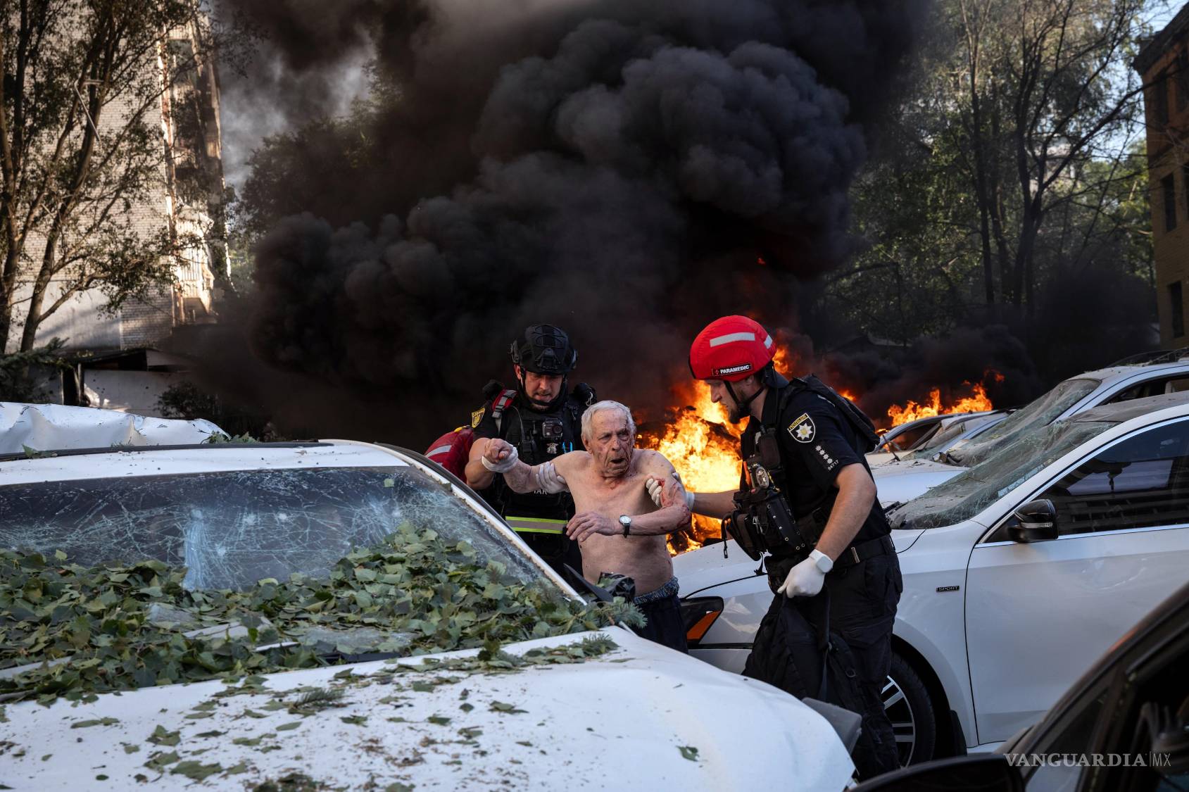 $!Equipos de rescate auxilian a un hombre herido tras un ataque ruso contra una zona residencial en Zaporiyia, Ucrania, el 2 de agosto de 2026.
