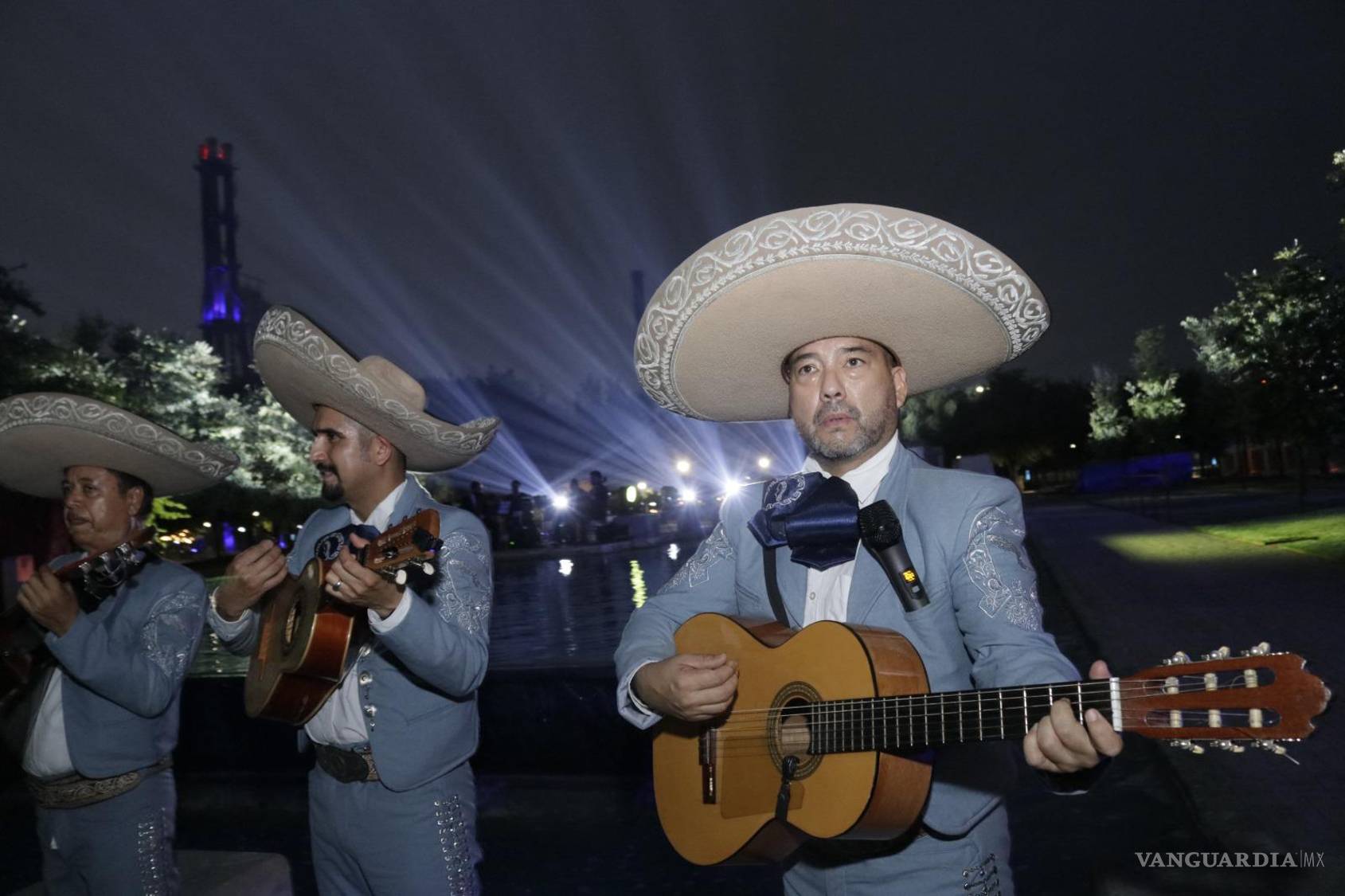 $!Los mariachis amenizaron la llegada al evento deportivo.
