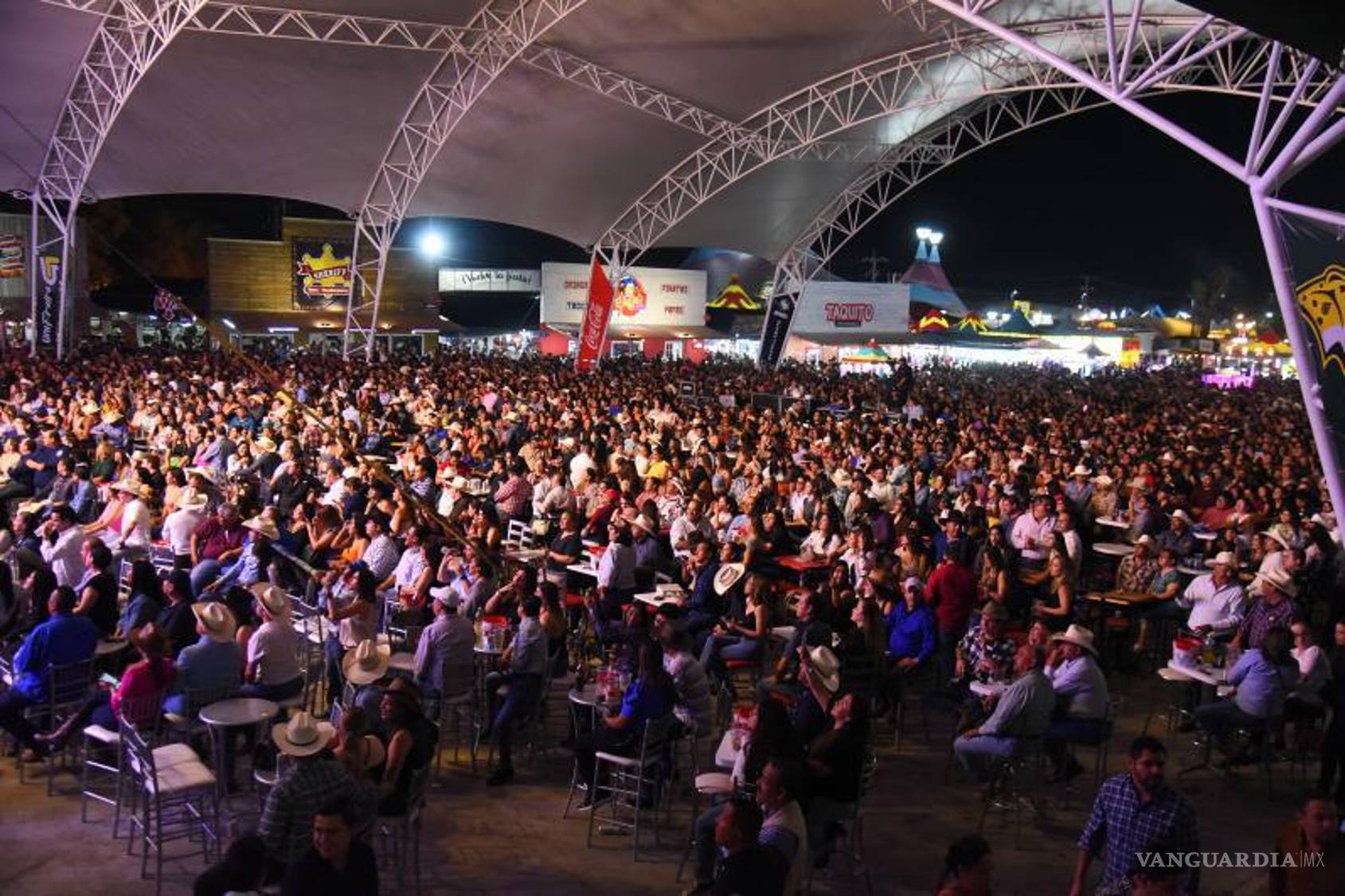 $!Un lleno total se vio la noche del viernes.